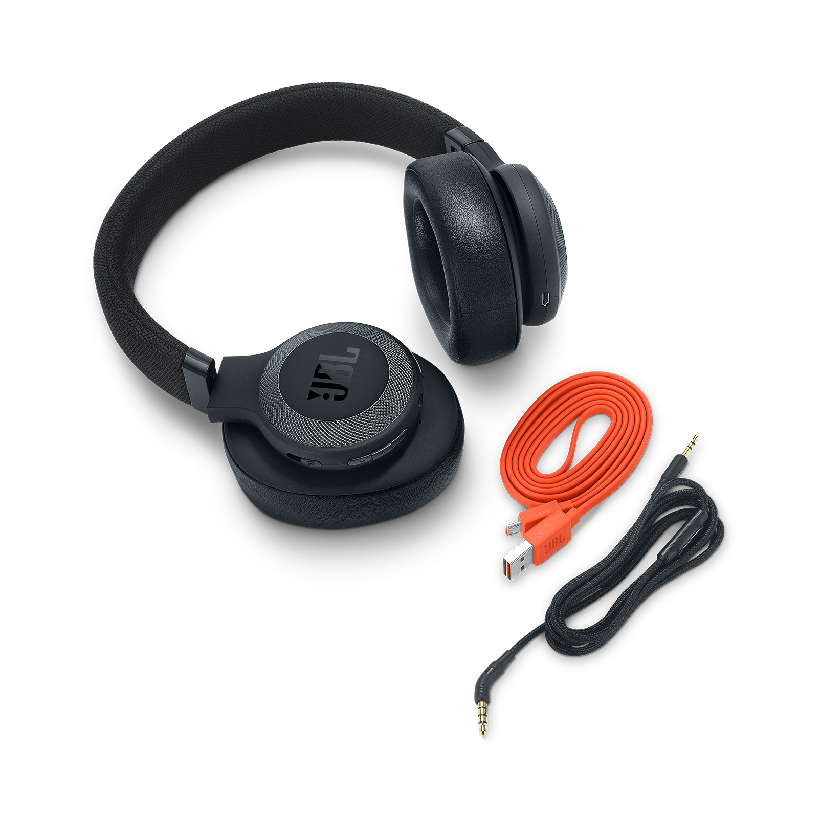Cuffie JBL nere con cavi arancioni e neri su superficie bianca. Le cuffie sono a fuoco.
