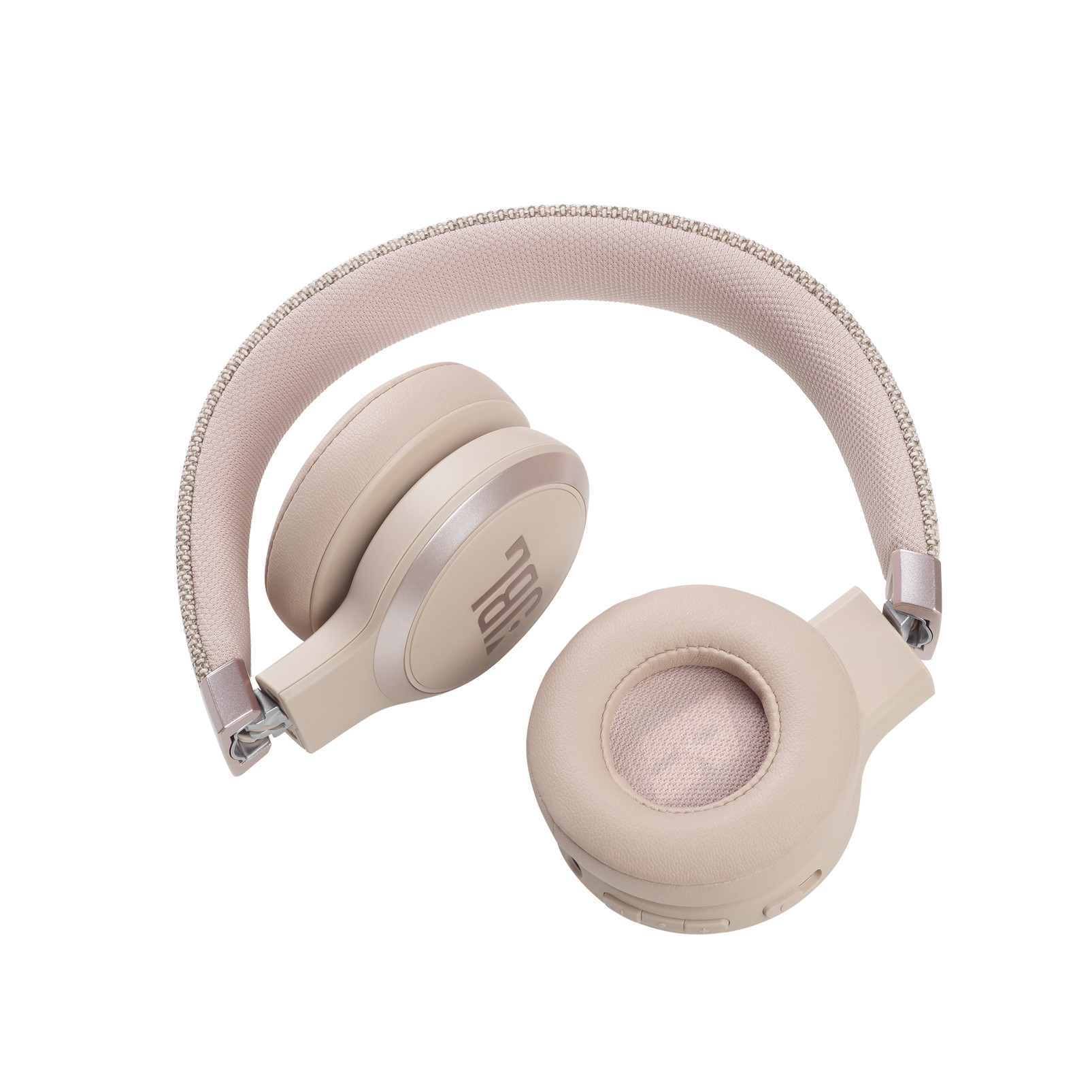 Auriculares JBL beige plegados sobre fondo blanco. Un auricular está suelto.