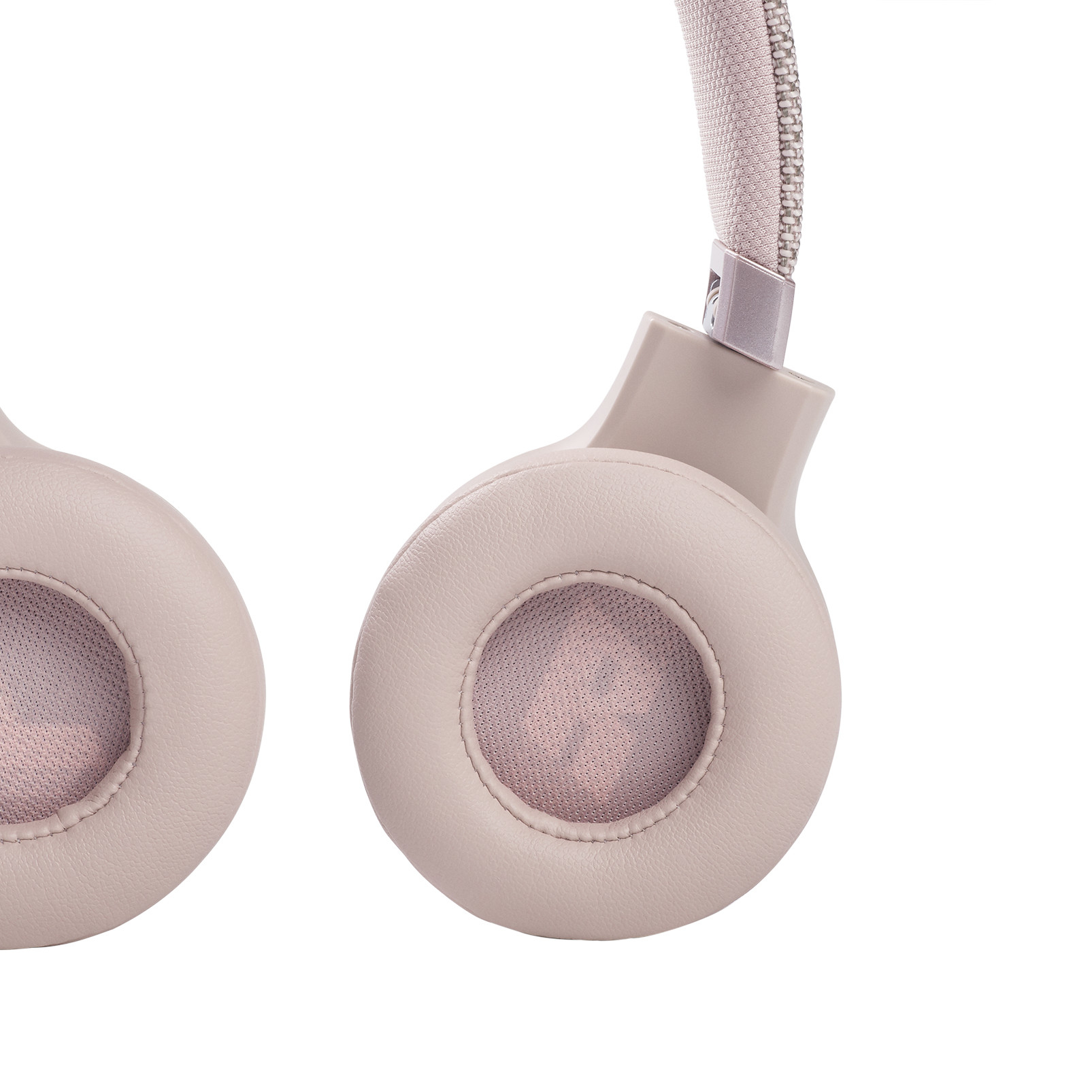 Primer plano de auriculares beige, mostrando auriculares y diadema, aislados en blanco.