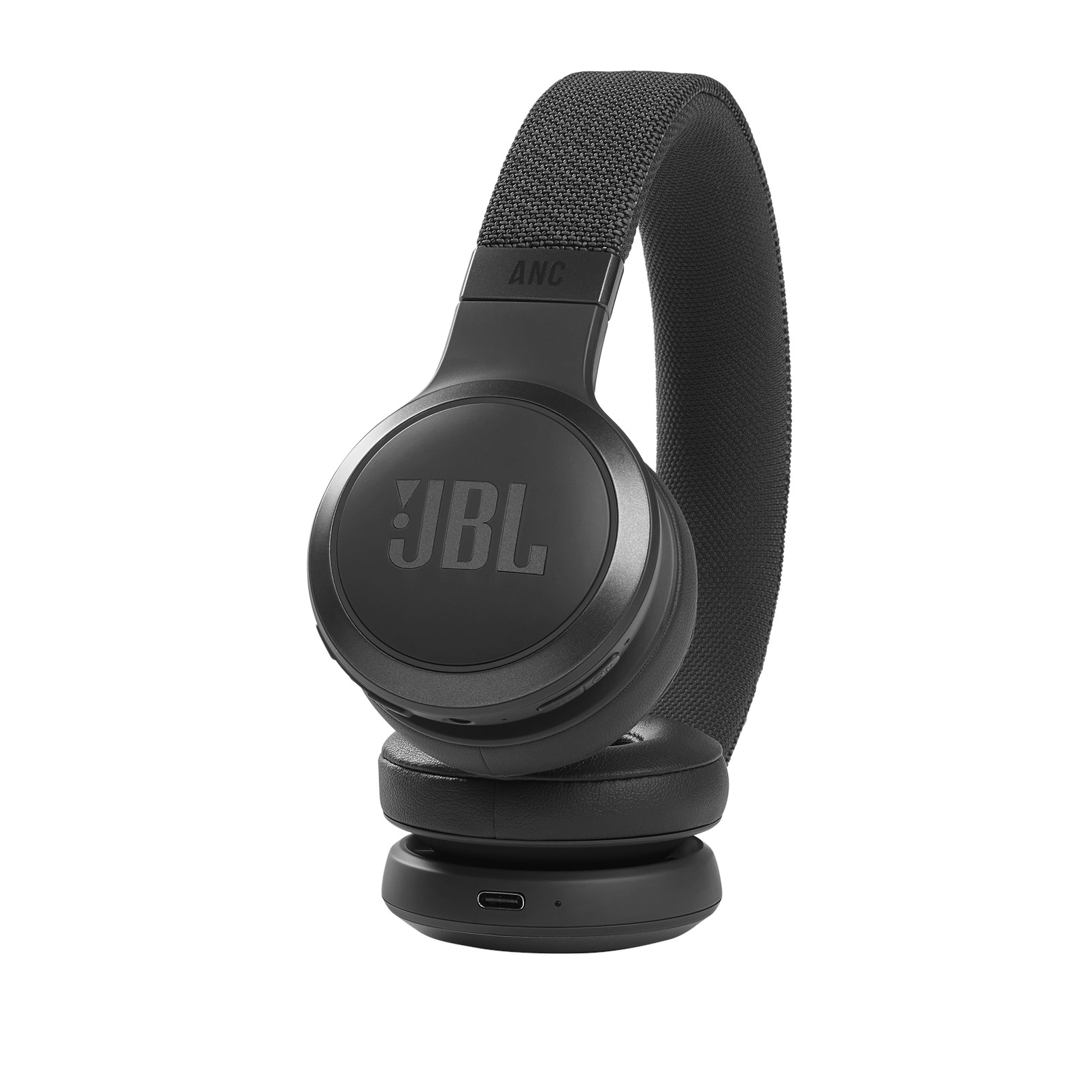 Schwarze JBL-Kopfhörer mit ANC auf weißem Hintergrund. Das JBL-Logo ist auf der Ohrmuschel sichtbar.