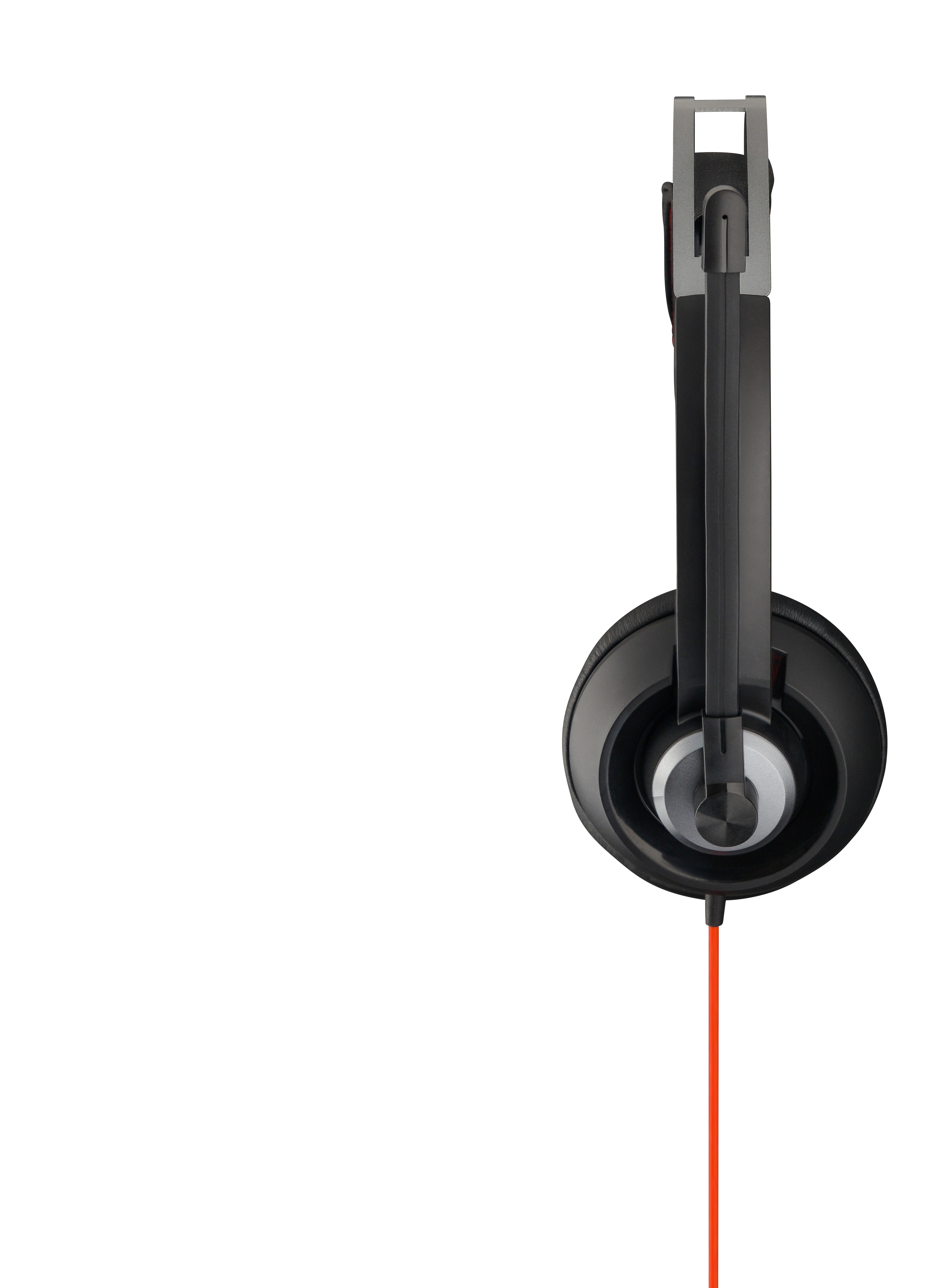 Czarne słuchawki z czerwonym kablem, na białym tle.