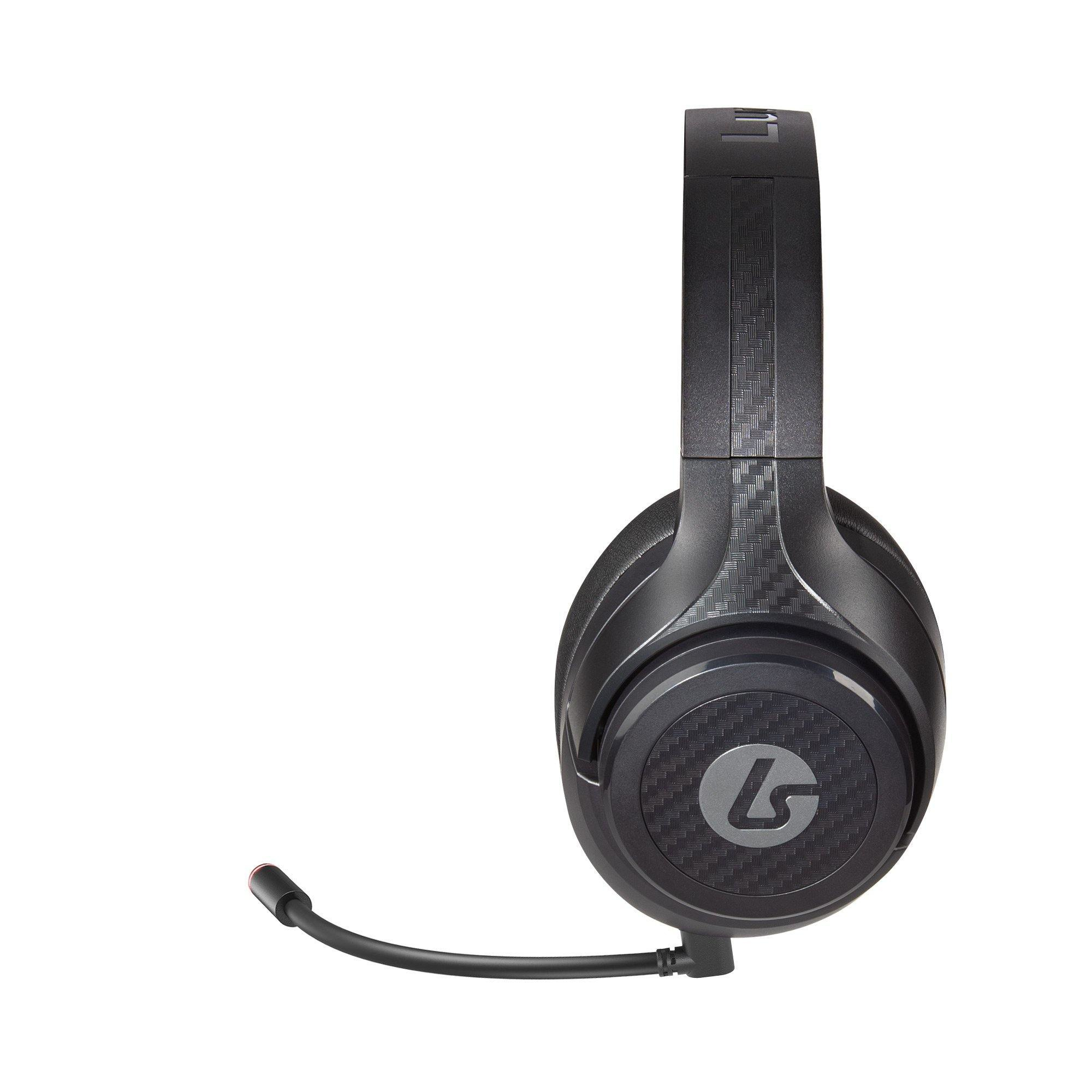 Auriculares negros con micrófono, inclinados hacia un lado y mostrando un logotipo en la orejera.
