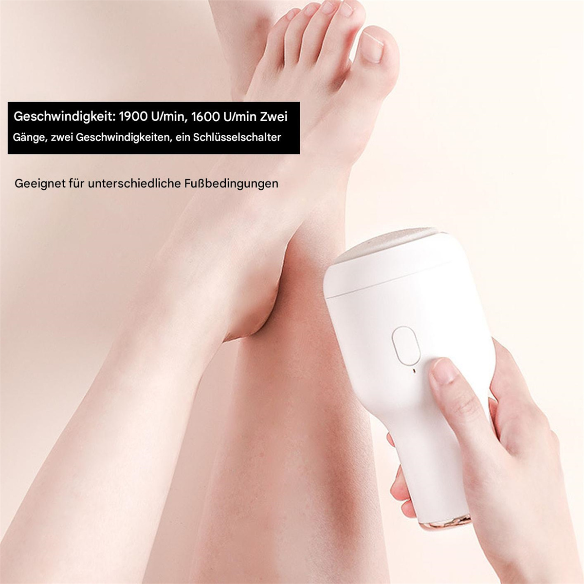 Person hält ein weißes Fußpflegegerät und zeigt die Füße. Text ist vorhanden.