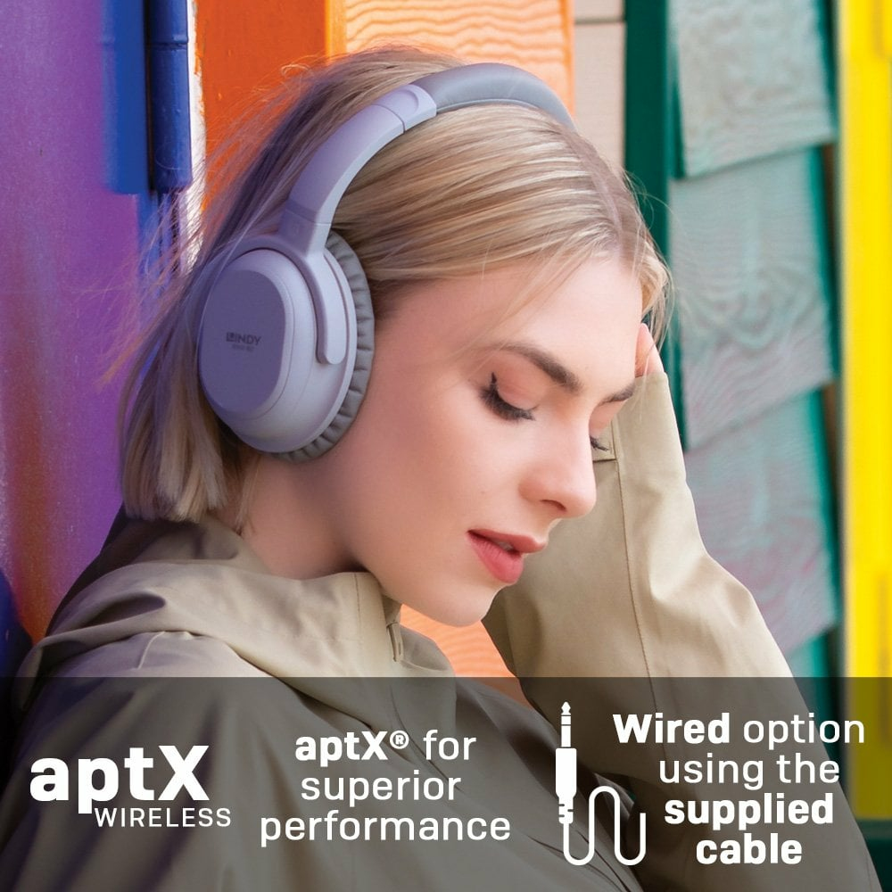 Eine Frau mit grauen Kopfhörern, Produktbeschreibung mit aptX Wireless und Kabeloption.