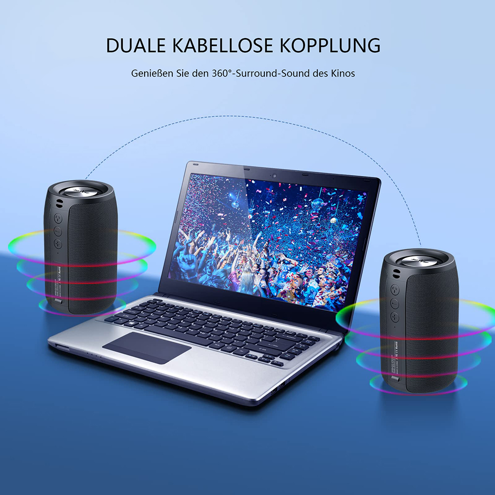 Zwei schwarze Lautsprecher flankieren einen Laptop, der eine Menschenmenge zeigt. Die Lautsprecher haben bunte Schallwellenbögen.