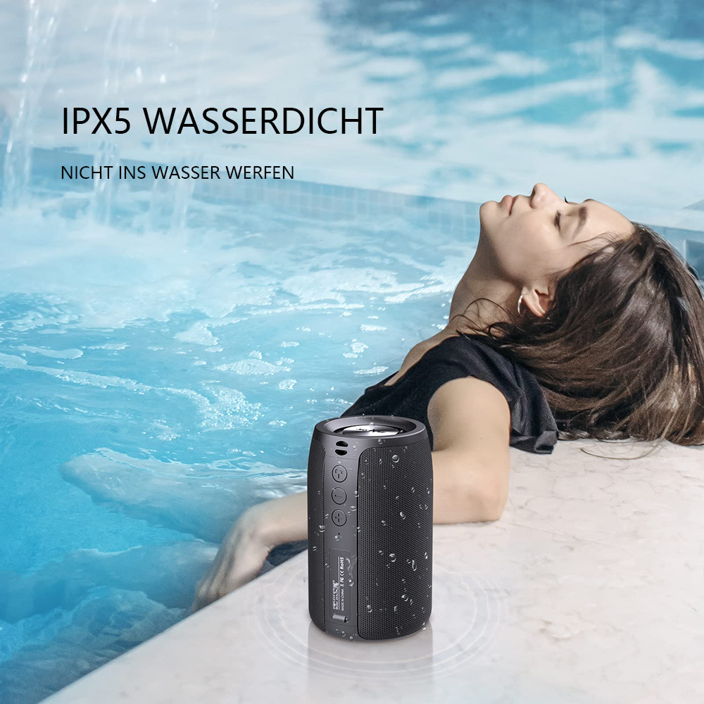Eine Frau entspannt sich in einem Pool neben einem schwarzen Lautsprecher. Text: IPX5 wasserdicht. Nicht ins Wasser werfen.