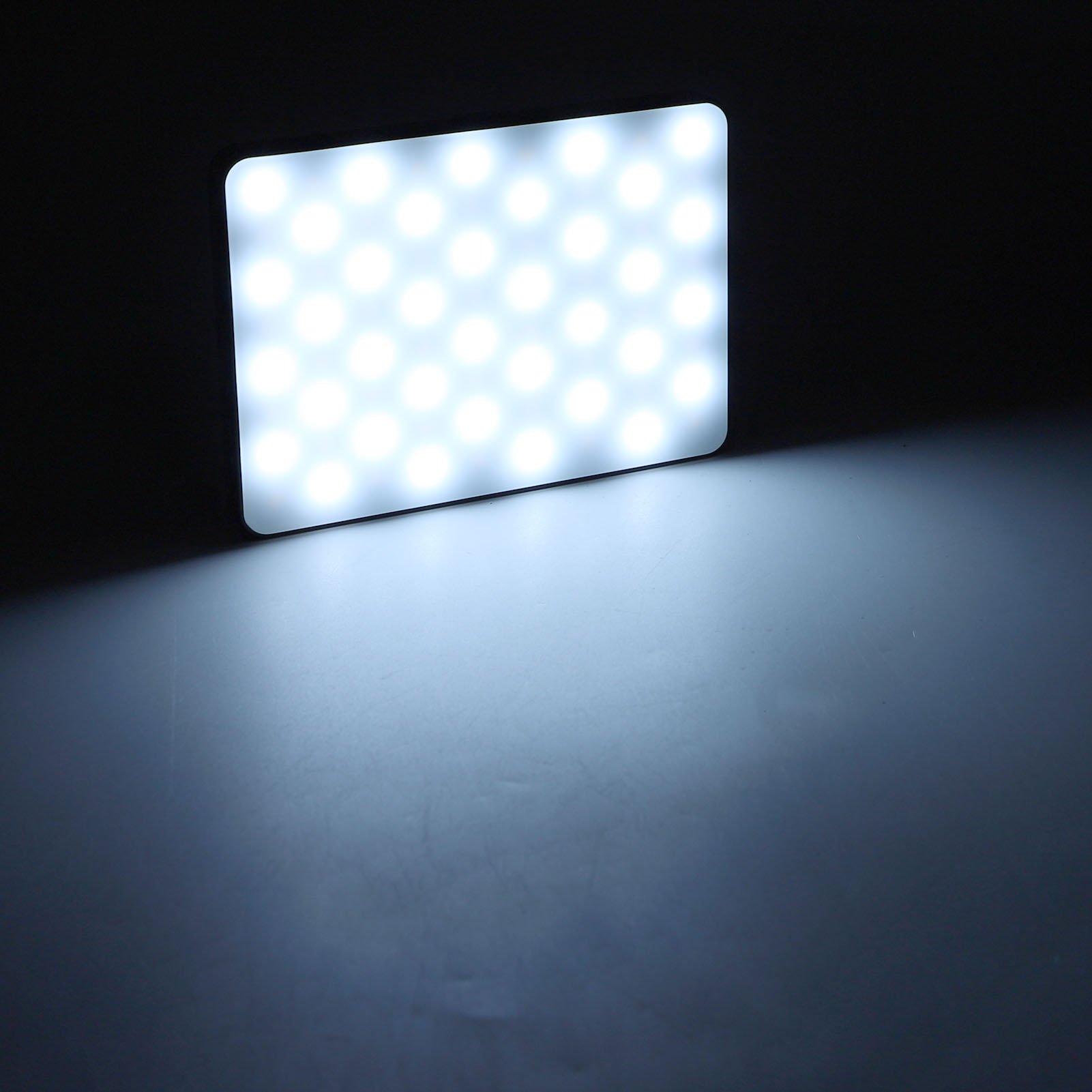 Ein hellweißes LED-Panel leuchtet vor dunklem Hintergrund mit sanftem Schein.