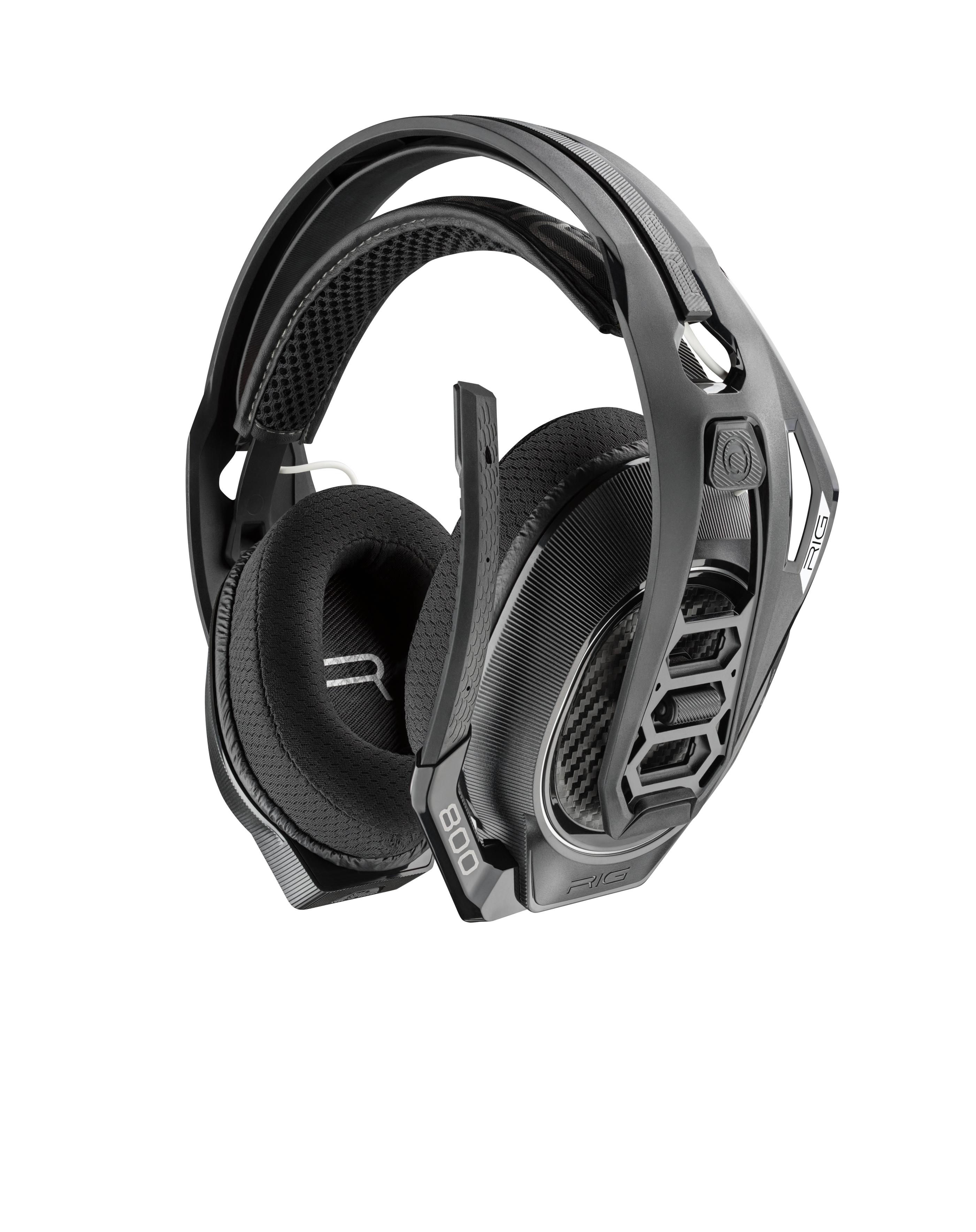 Auriculares para juegos negros. Los auriculares están sobre un fondo blanco. Tienen un micrófono.