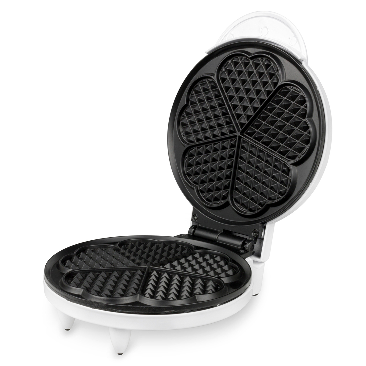 Biała gofrownica otwarta, odsłaniająca powierzchnie do pieczenia w kształcie serca. Białe tło.