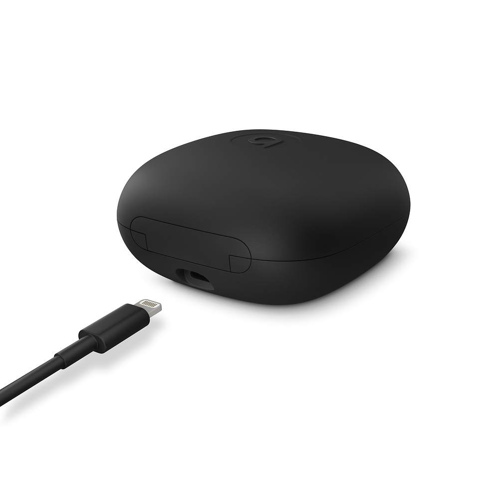 Czarne etui na słuchawki z kablem do ładowania na białym tle. Etui jest zamknięte.