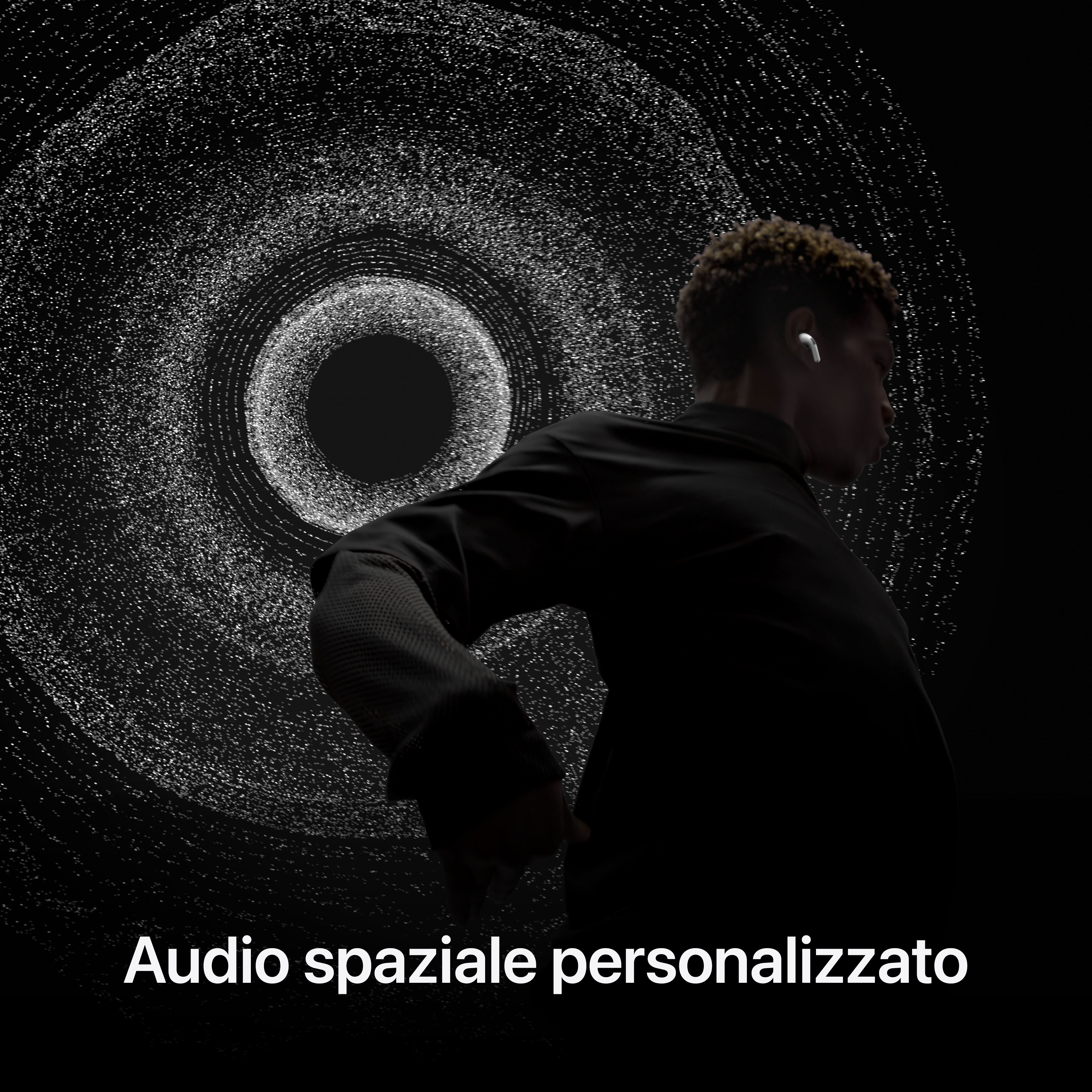 Osoba nosząca AirPods, ciemne tło z okrągłym efektem świetlnym.