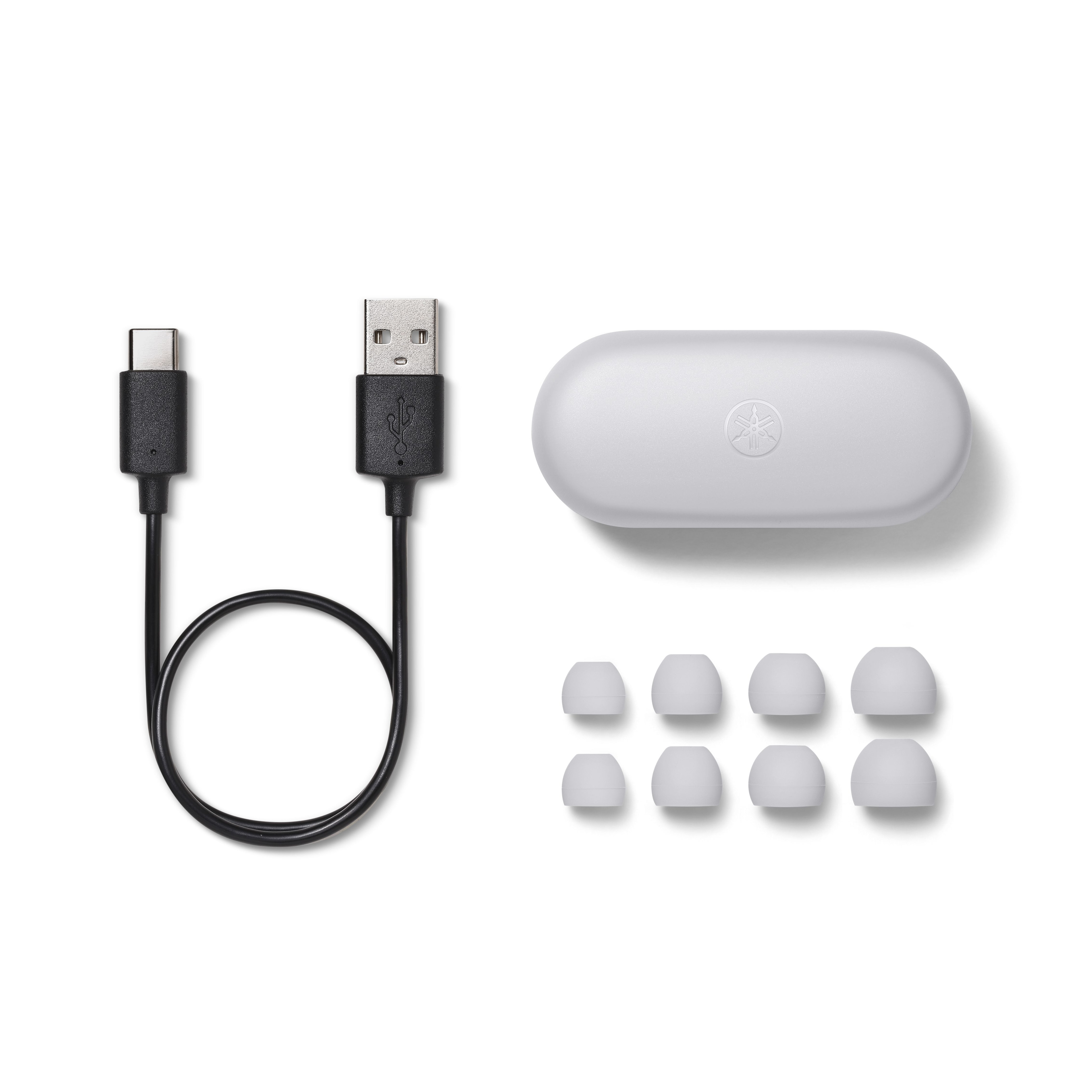 Ohrhörer, Ladekabel und Ladecase. Weißes Case und Ohrhörer, schwarzes Kabel, weißer Hintergrund.