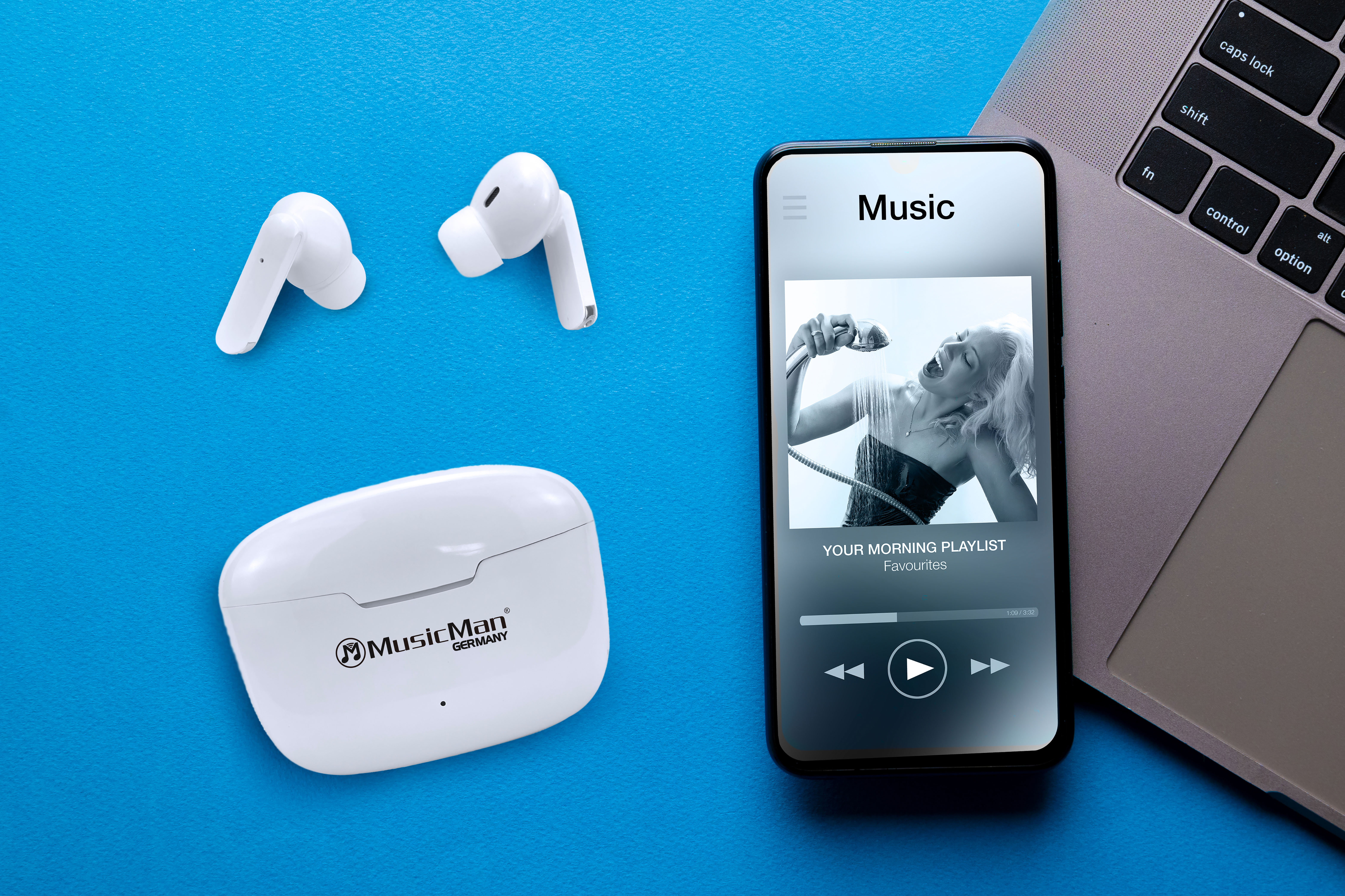 Weiße Ohrhörer, Ladeetui und Telefon auf blauem Untergrund. Telefon zeigt Musik-Playlist.