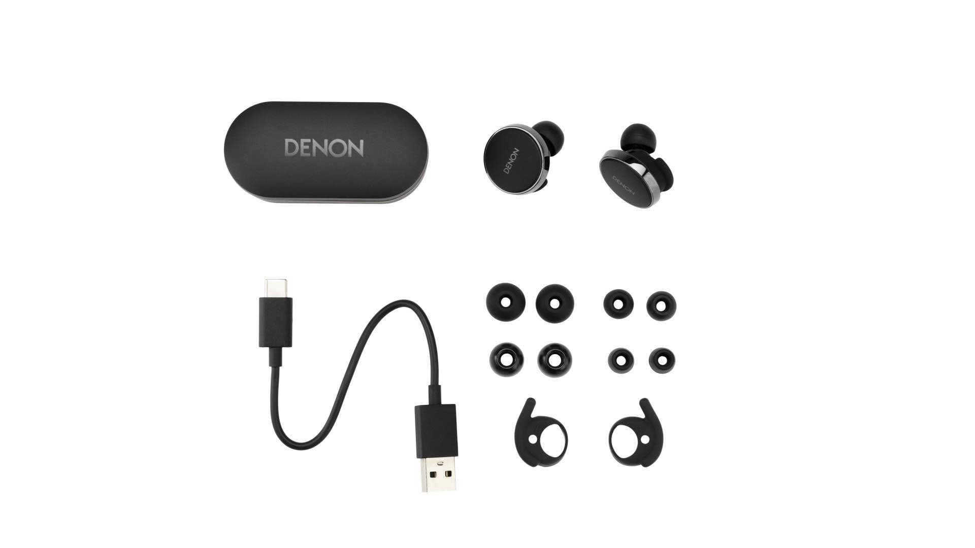 Auriculares Denon y accesorios. Estuche negro, auriculares, cable de carga y puntas extra.