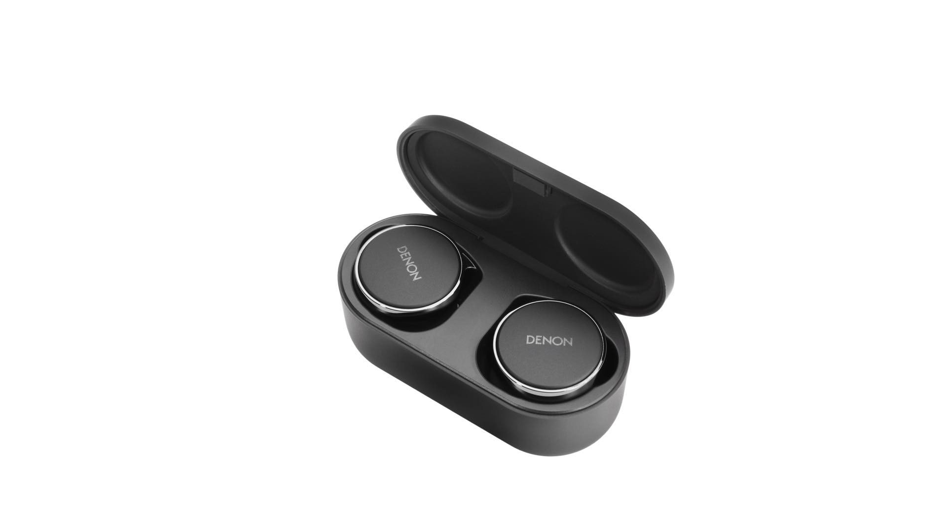 Auriculares inalámbricos Denon en su estuche de carga, abiertos sobre un fondo blanco.