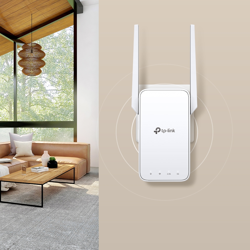 Weißer TP-Link Router an einer Wand montiert. Innenszene mit Fenster und Möbeln im Hintergrund.