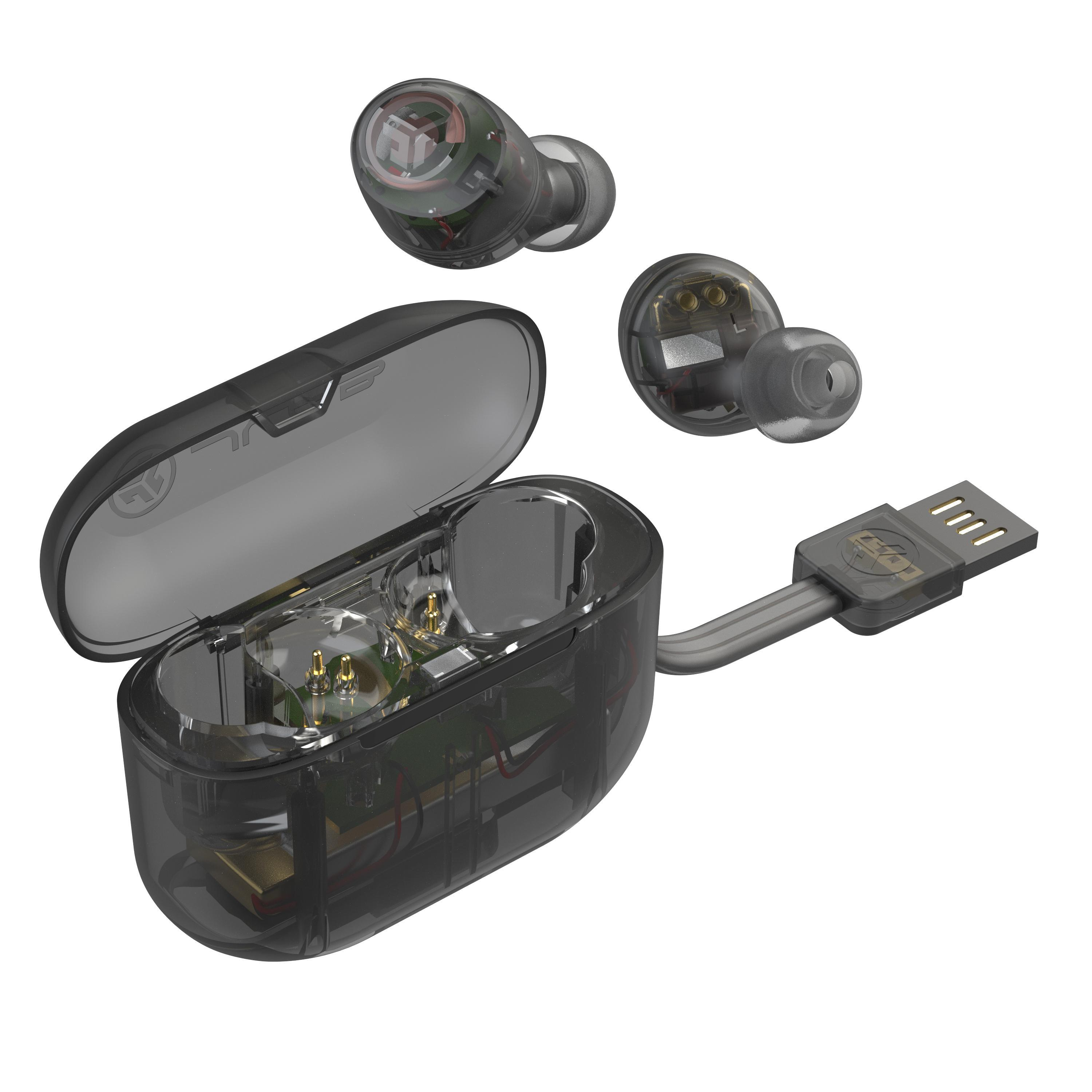 Transparente Kopfhörerhülle mit Ohrhörern und einem USB-Kabel. Die Hülle ist geöffnet.