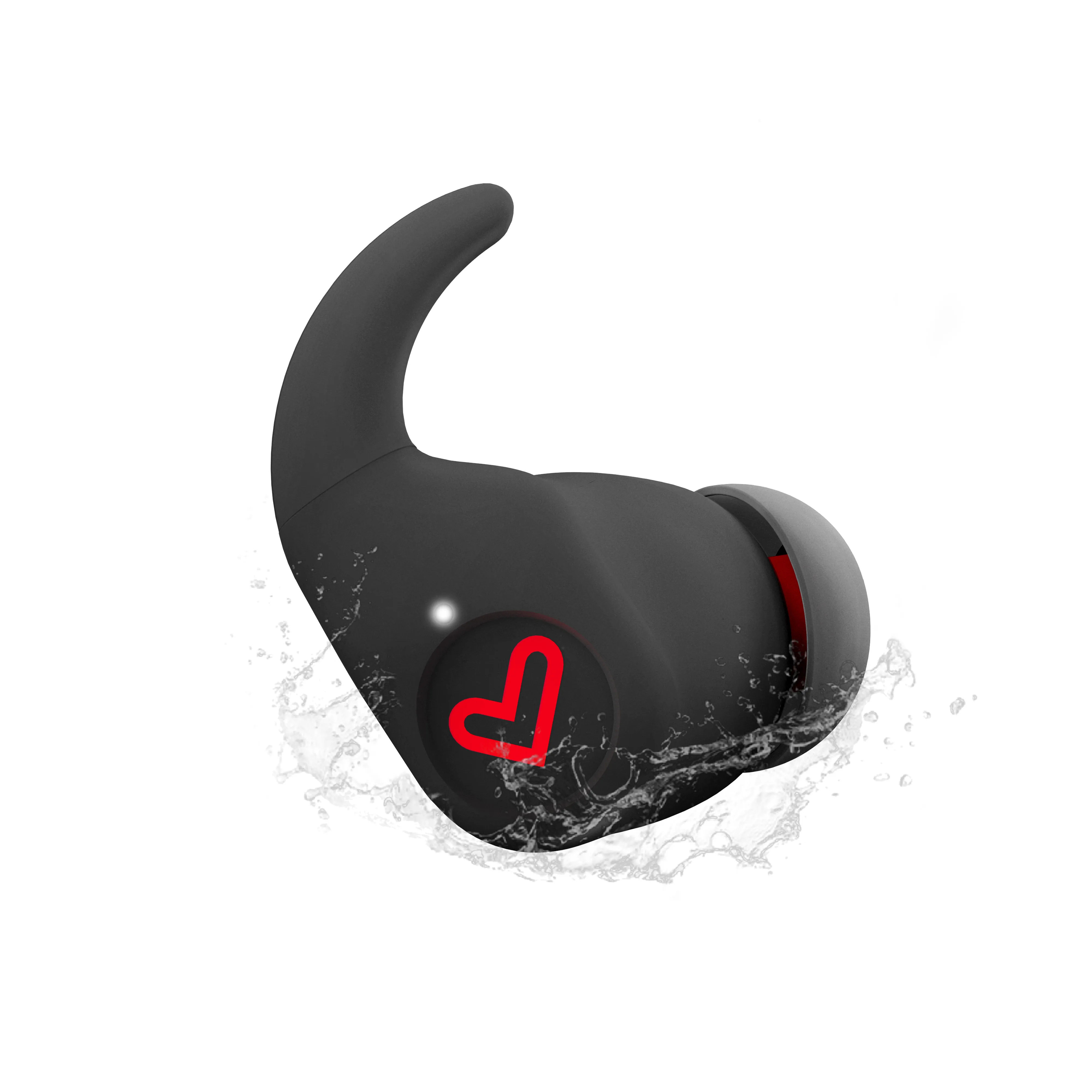 Czarny sportowy dousznik z czerwonym logo serca, otoczony rozpryskami wody, odizolowany.