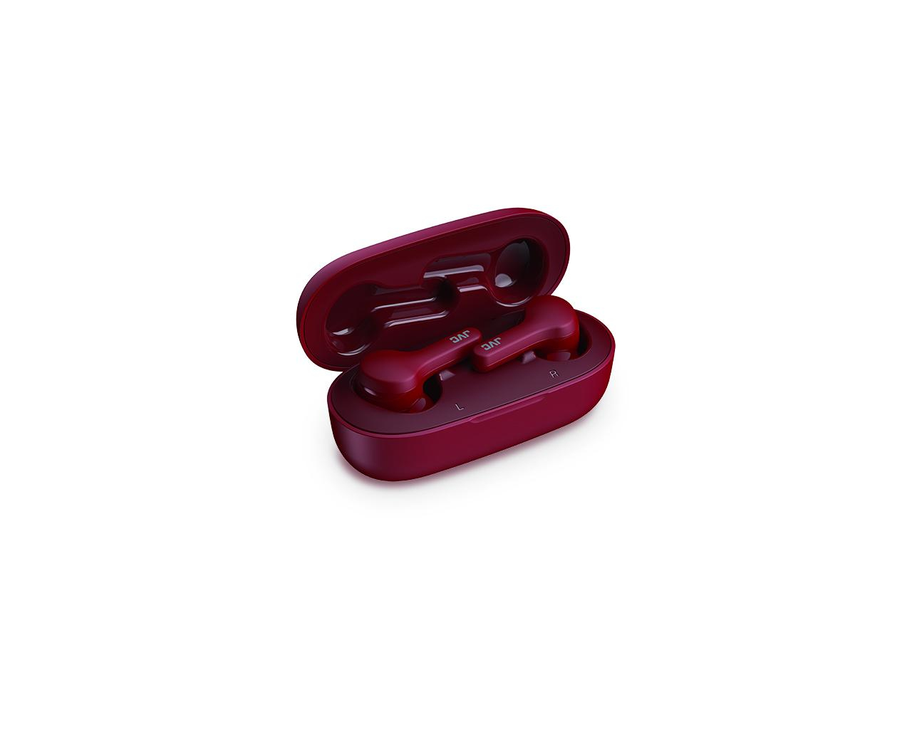 Czerwone słuchawki JVC i etui ładujące, na białym tle.