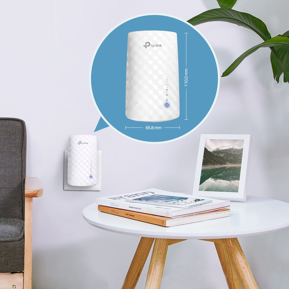 Extensor wifi enchufado. Diagrama muestra dimensiones. Mesa y planta en el fondo.