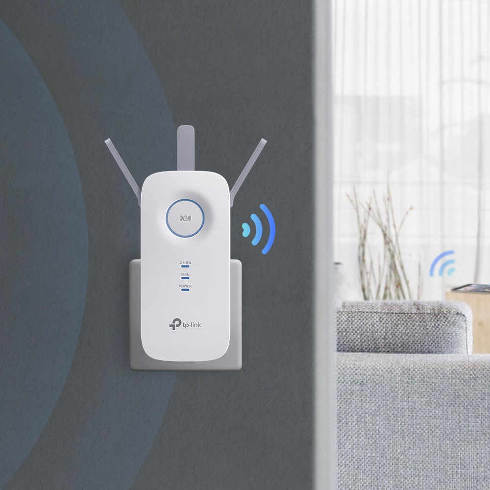 Extensor WiFi blanco enchufado a una toma gris. Símbolos WiFi visibles.