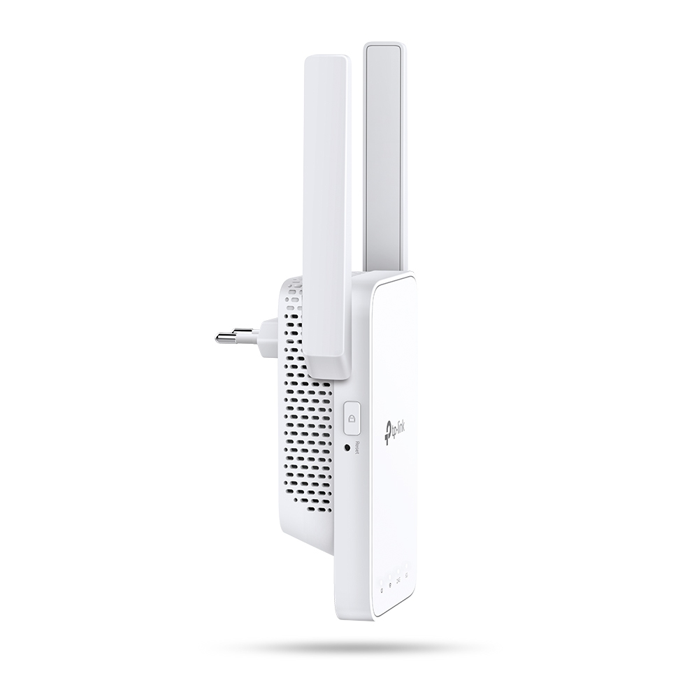 Weißer WLAN-Repeater mit Antennen, isoliert auf weißem Hintergrund.