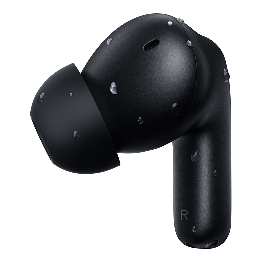 Primo piano di un auricolare nero con goccioline d'acqua. L'auricolare è angolato, mostrando la punta e il corpo.