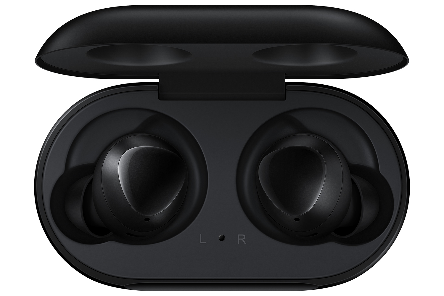 Schwarze Samsung-Ohrhörer in einem Ladeetui. Etui ist offen, zeigt die Ohrhörer. Weißer Hintergrund.