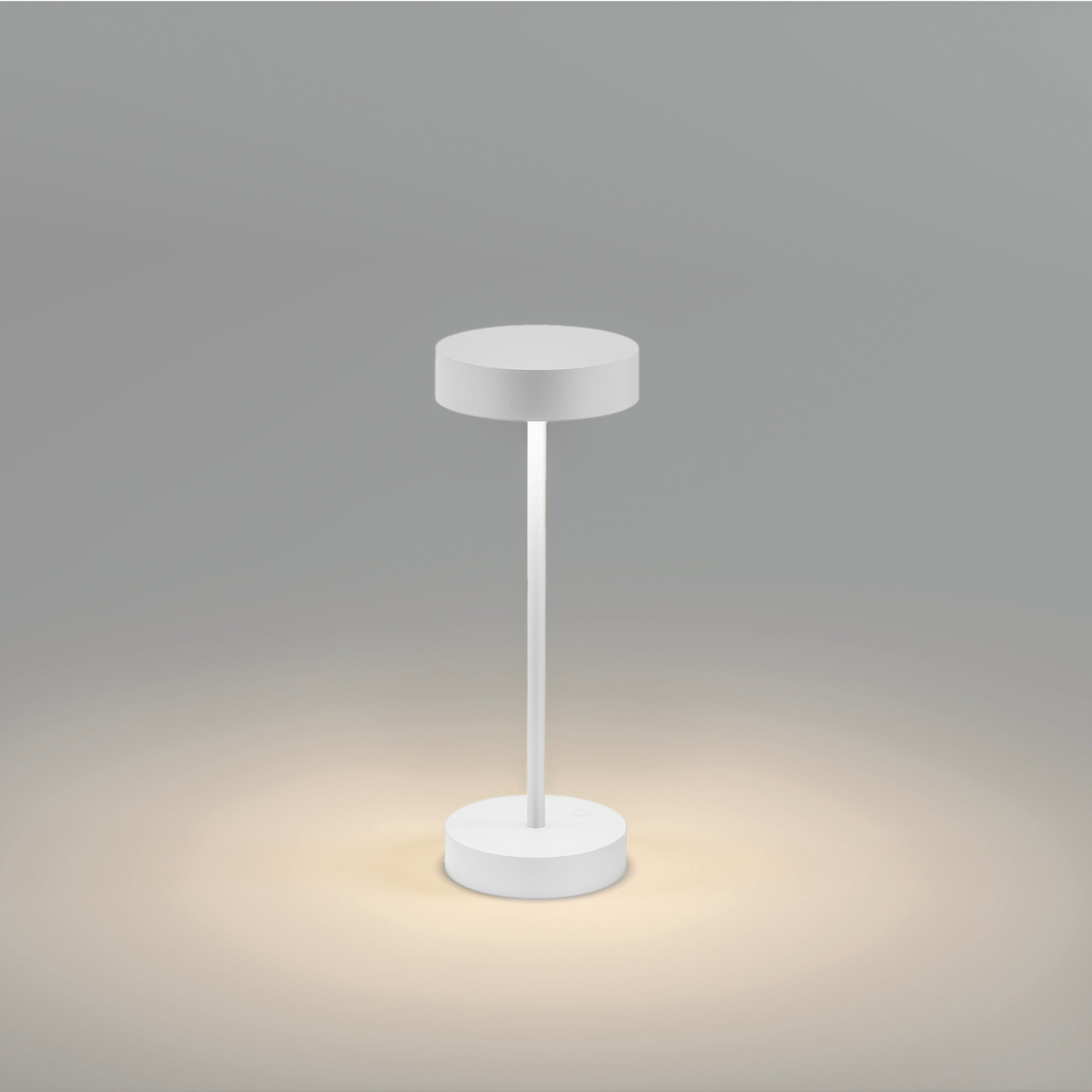 Weißer zylindrischer Lampenschirm auf einem Ständer. Es ist eine weiße Lampe mit weißem Hintergrund.