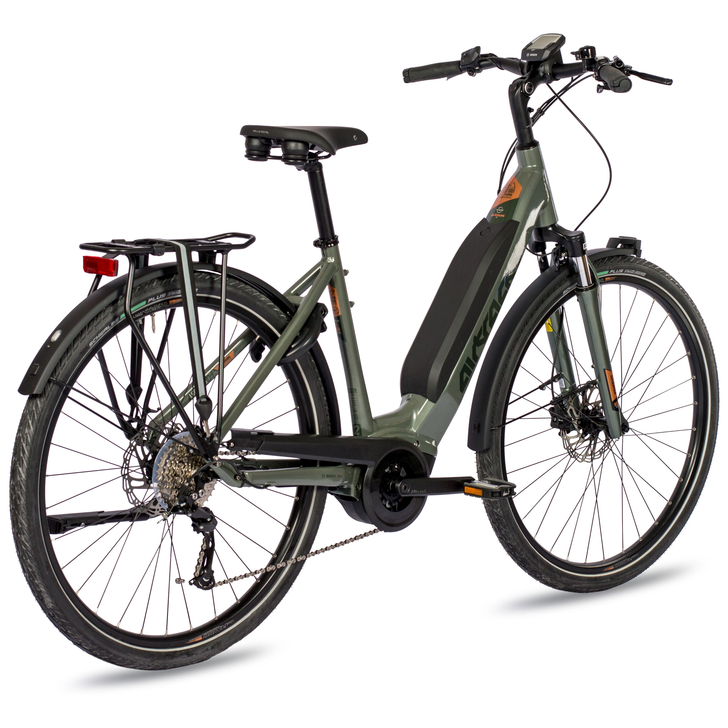 Ein grünes E-Bike mit schwarzem Akku, vorderem und hinterem Gepäckträger.