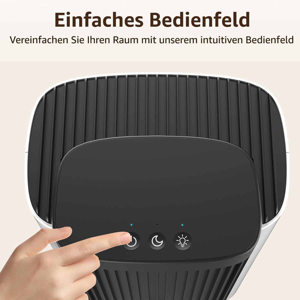 Nahaufnahme einer Hand, die einen Knopf auf einem weißen und schwarzen Bedienfeld mit Lichtern drückt.