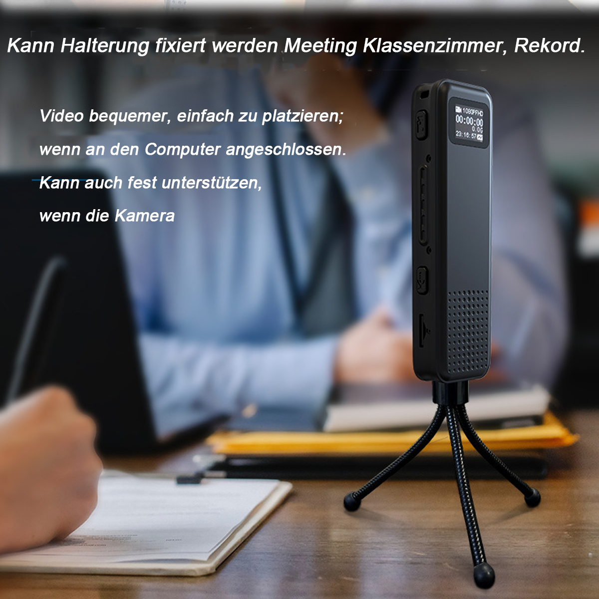Schwarzes digitales Aufnahmegerät auf Stativ, mit Text und unscharfem Hintergrund.