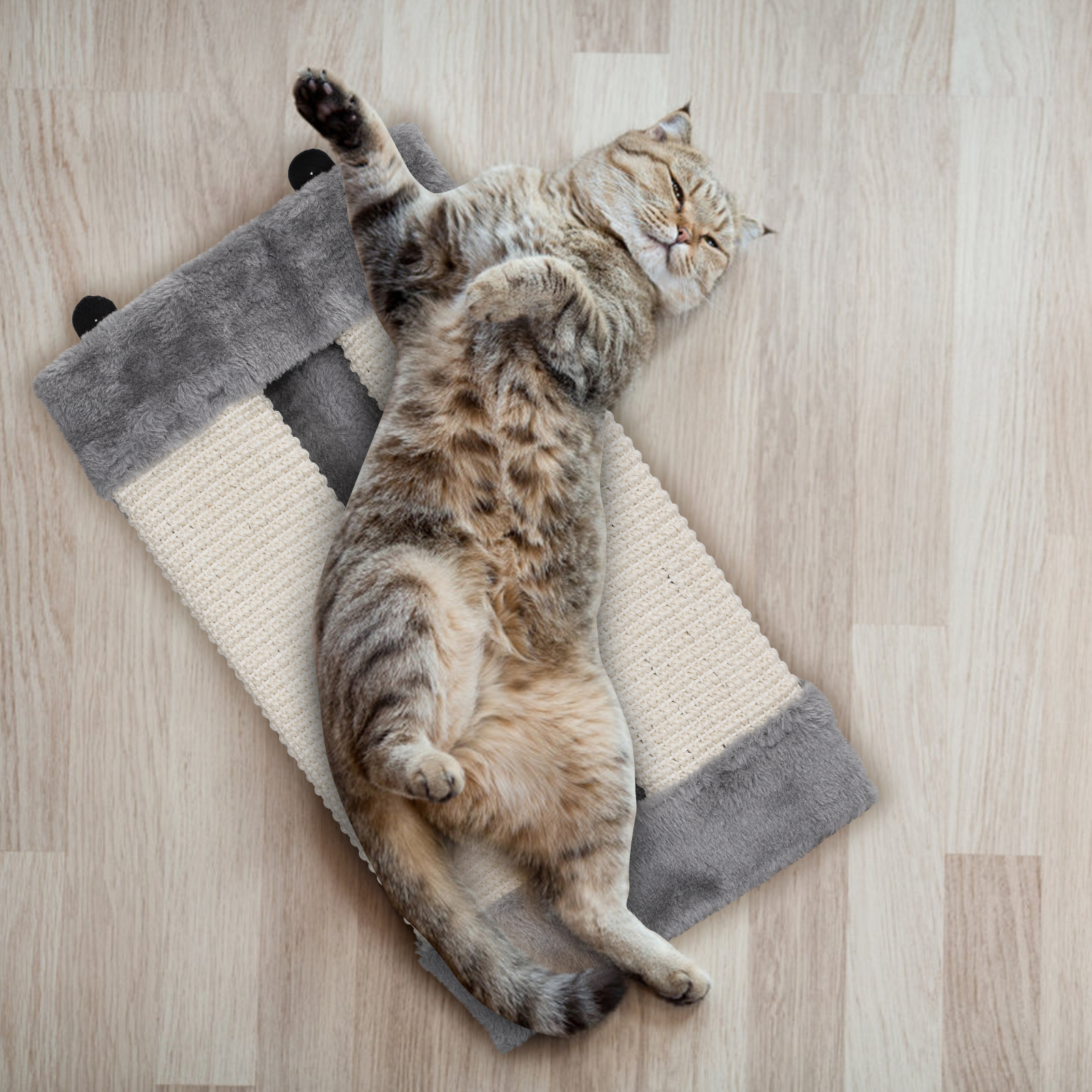 Gato acostado en rascador gris y beige, fondo de suelo de madera.