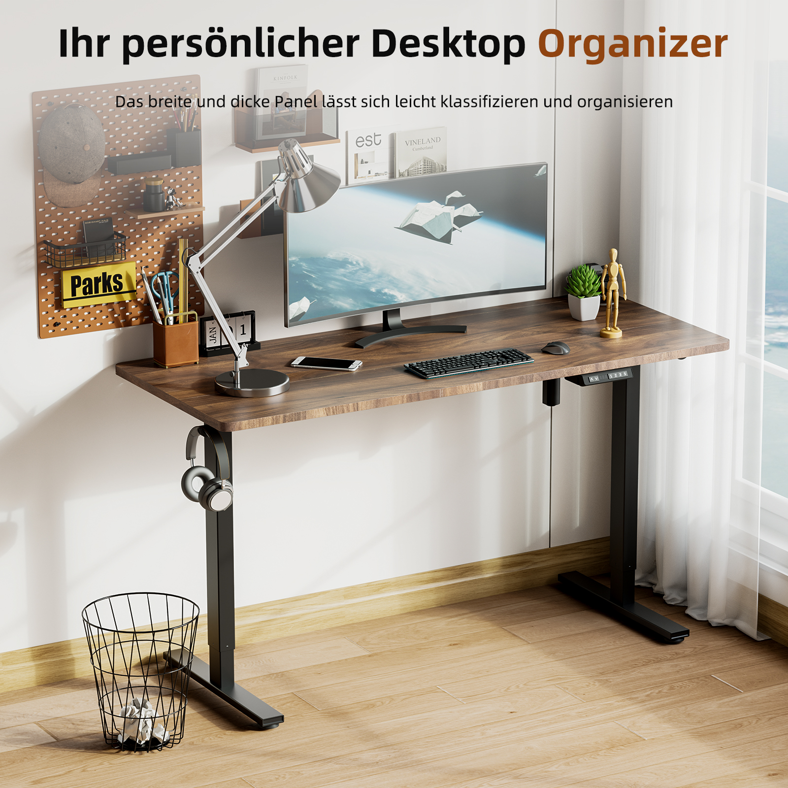 Holzschreibtisch mit Monitor, Lampe und Zubehör. Er hat eine Lochwand, Kopfhörer und einen Mülleimer.