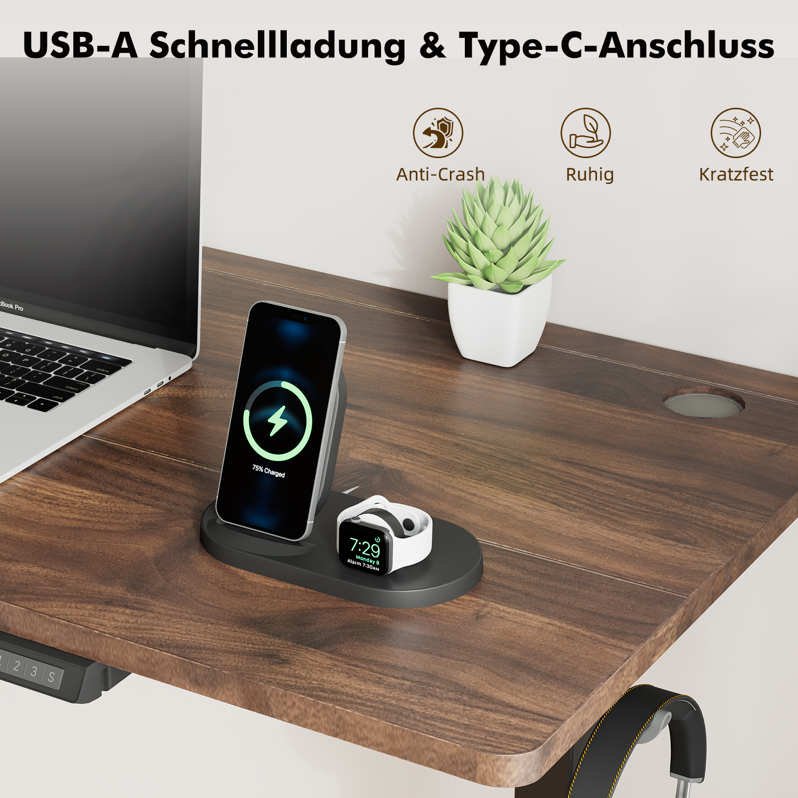 Schreibtisch mit Laptop, Telefonladung und Uhr. Hintergrund mit Pflanze und Text.