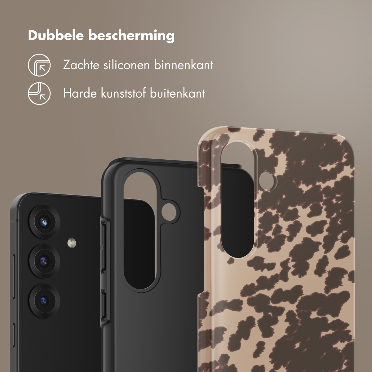 Drie telefoonhoesjes. Eén zwart, één met een bruin en beige vlekkenontwerp. De derde is ook een hoesje.