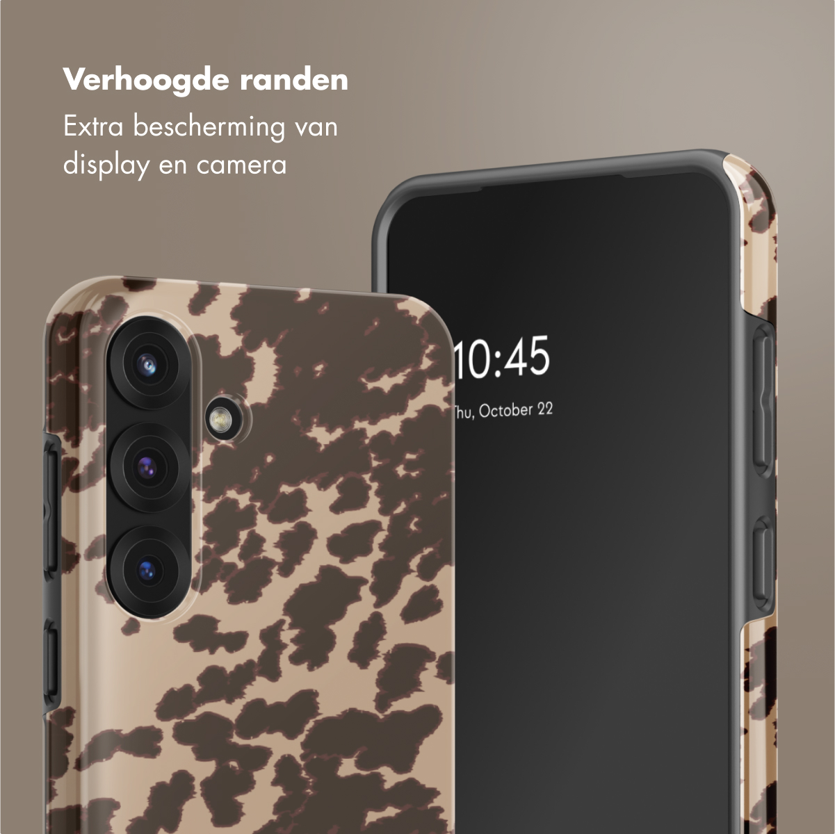 Een telefoon met een bruin hoesje met bruine vlekken en een telefoon met een zwart scherm.
