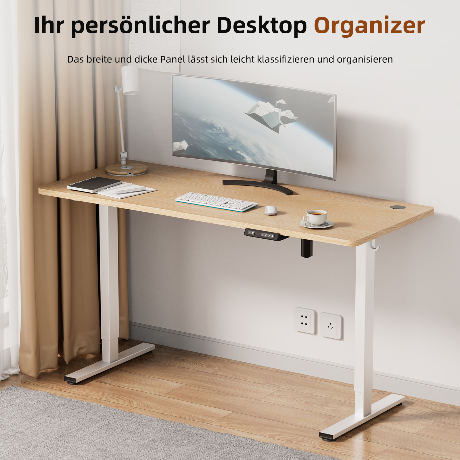 Holzschreibtisch mit Monitor, Lampe, Tastatur und Kaffeetasse. Weiße Beine und Teppich.