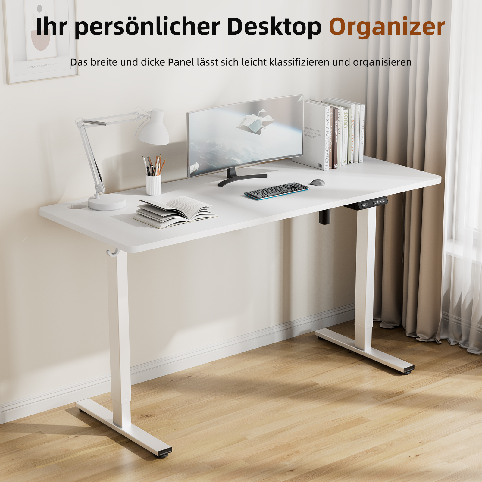 Weißer Schreibtisch mit Monitor, Tastatur, Büchern und Lampe. Holzfußboden, mit deutschem Text.