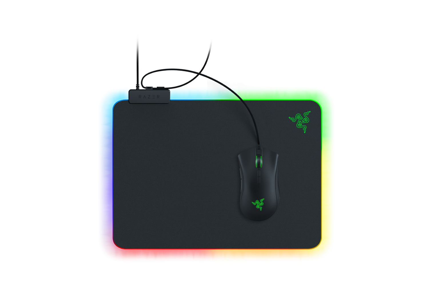Czarna mysz Razer na czarnej podkładce z oświetleniem RGB.