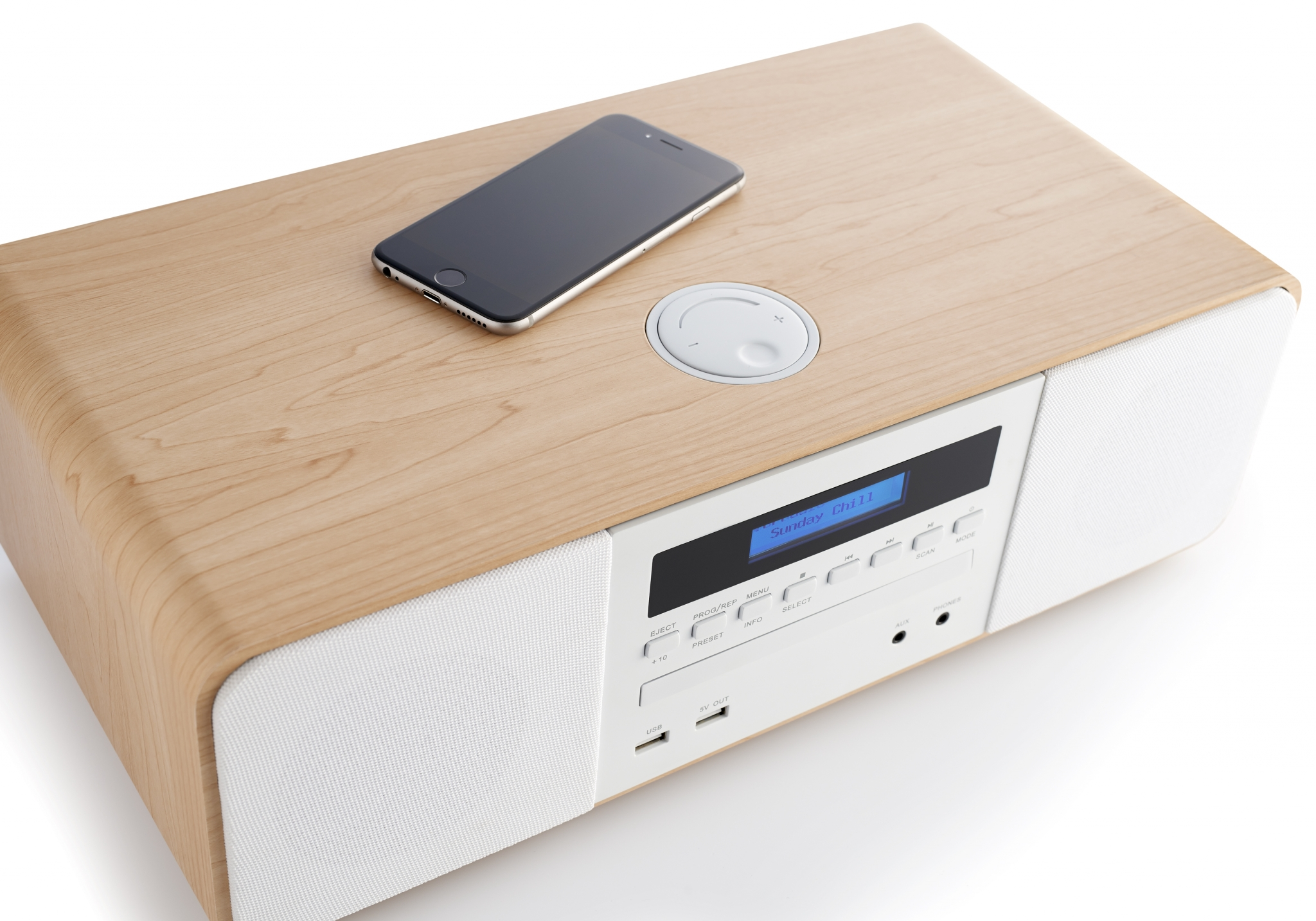 Drewniany zestaw stereo z telefonem na górze, z ekranem, który wyświetla 