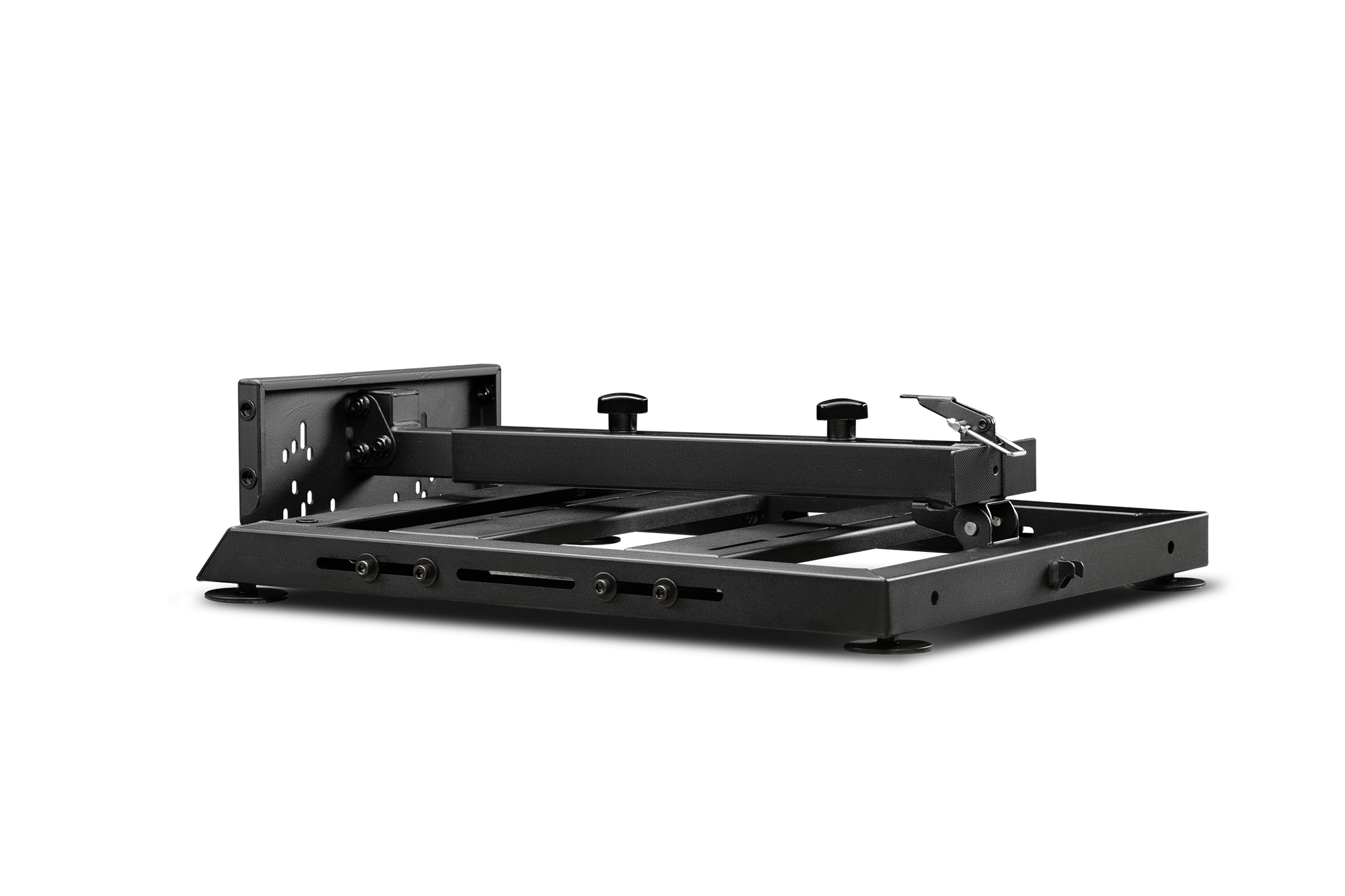 Soporte metálico negro para monitor de ordenador sobre fondo blanco. Tiene funciones ajustables.