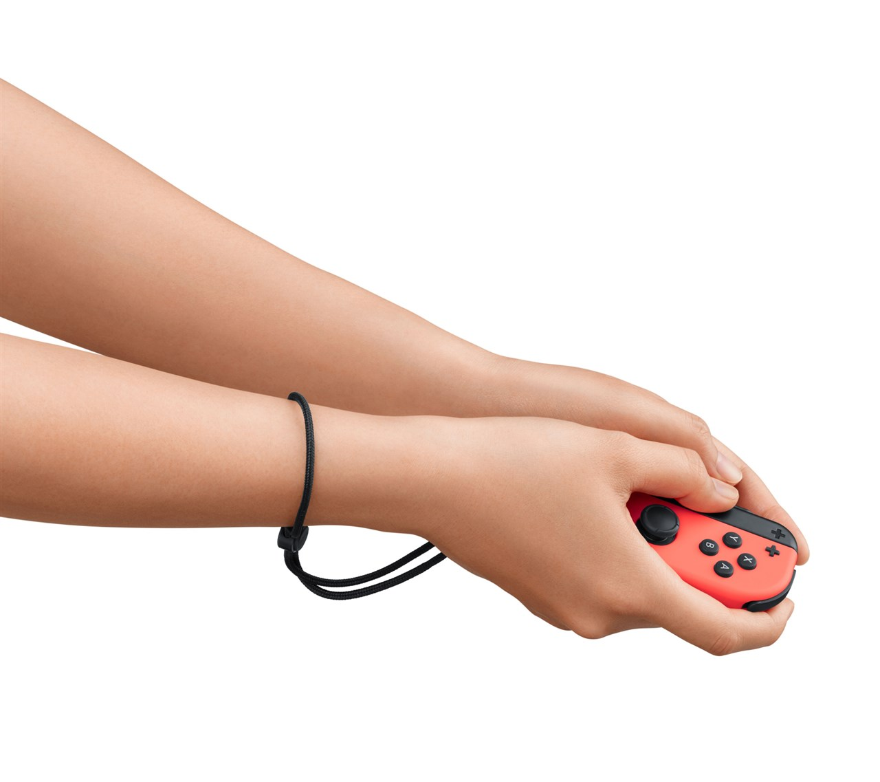 Bir kişinin elleri, siyah bir bileklik kayışlı kırmızı bir Nintendo Switch denetleyicisi tutuyor.