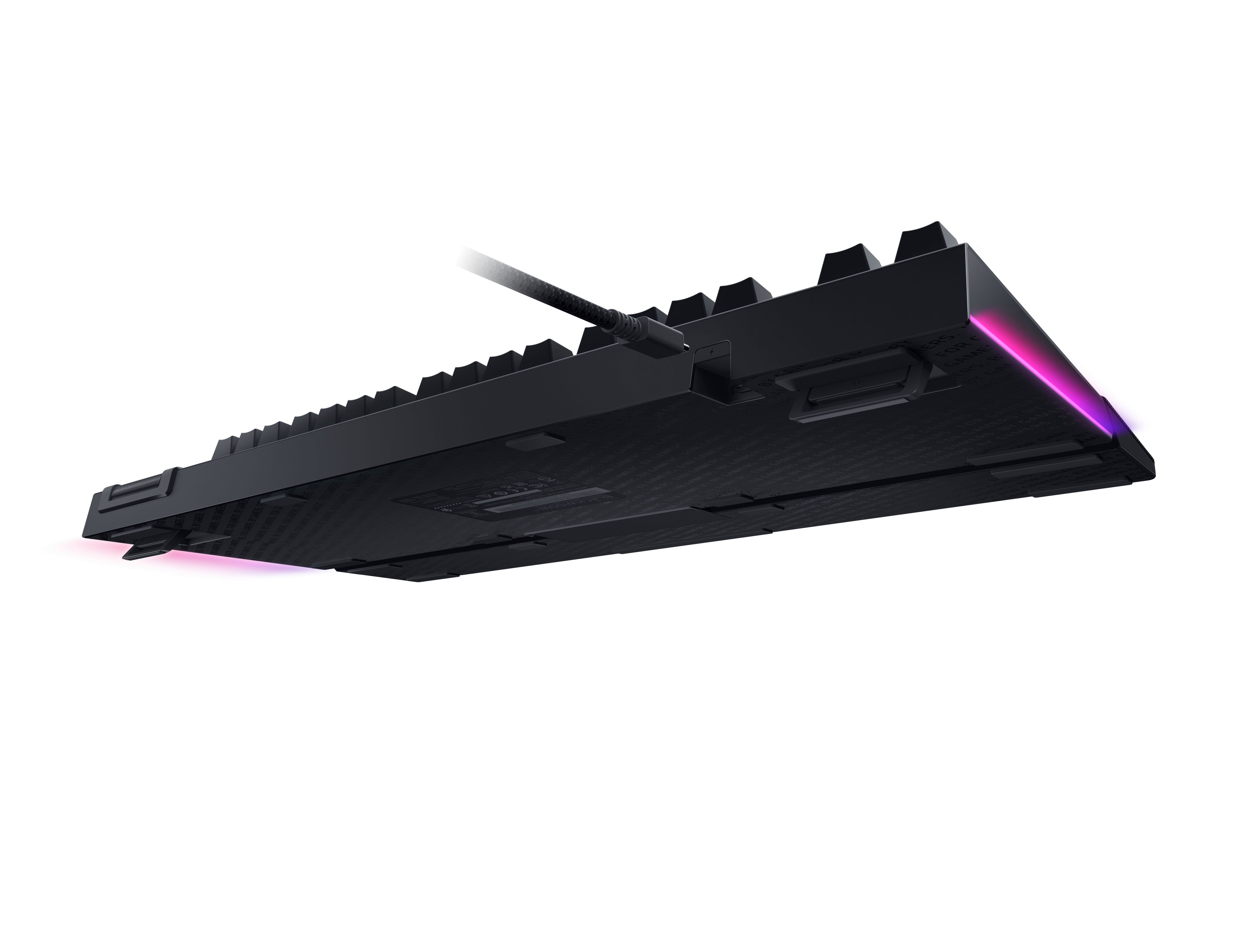 Widok od dołu czarnej klawiatury. Kolorowe światła emitowane są od dołu.