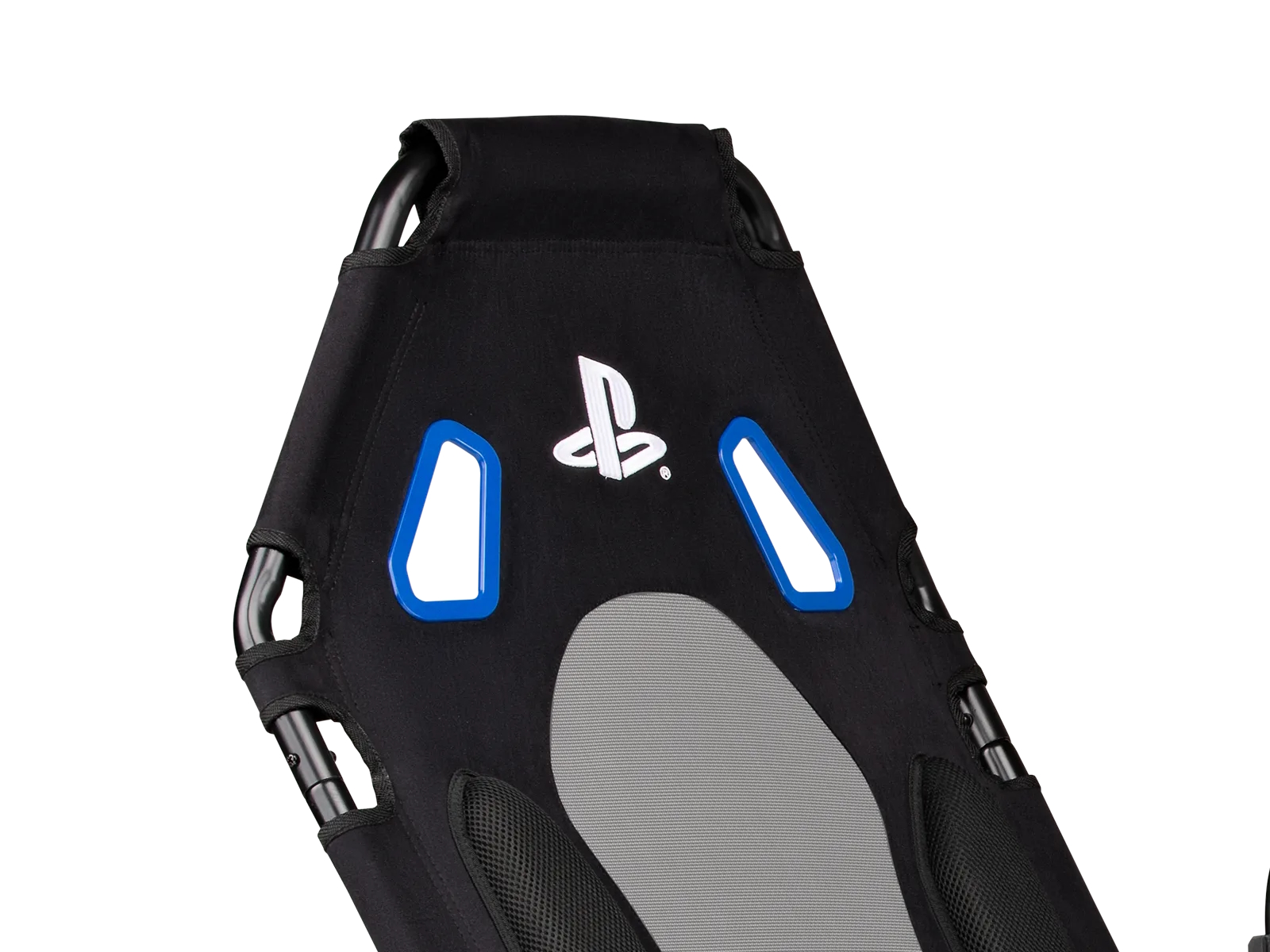 Primo piano dello schienale di una sedia da gioco PlayStation nera, con logo bianco e dettagli blu.