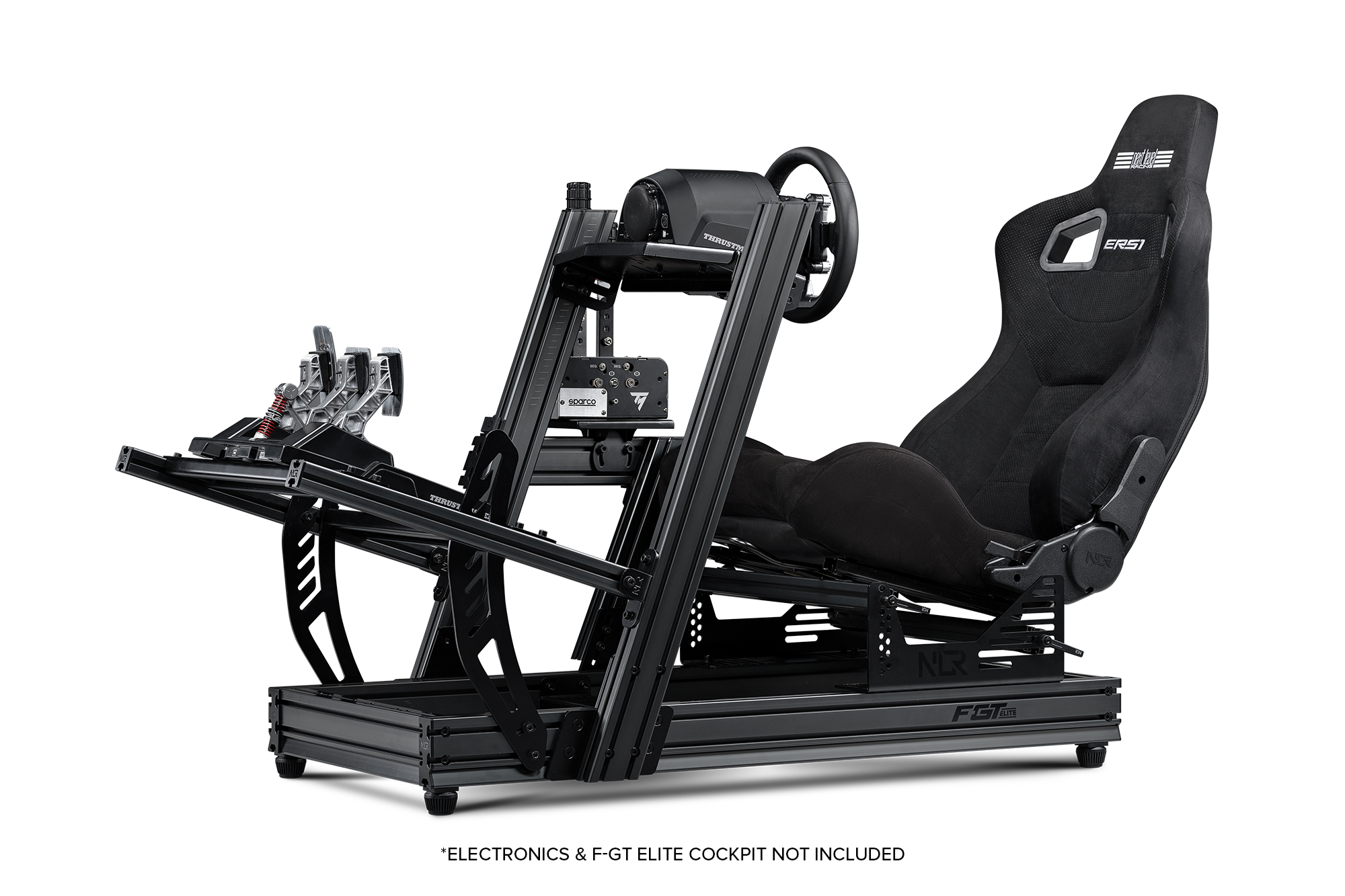 Cabina de simulador de carreras negra con volante, pedales y asiento negro con nombre de marca.