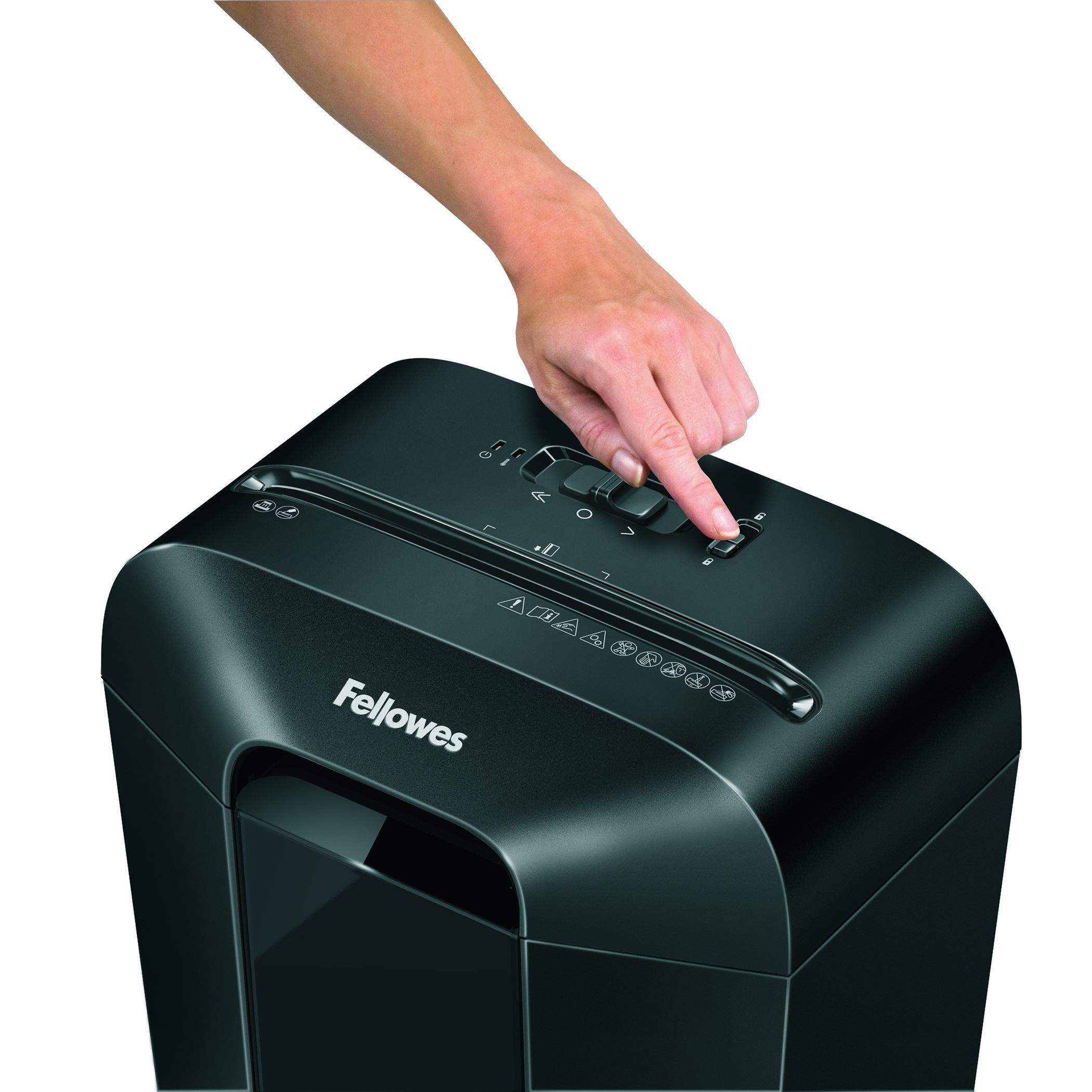 Mano presionando el botón de la destructora de papel. Destructora negra.