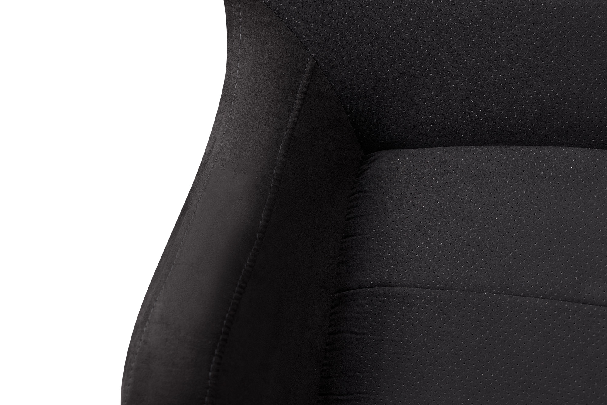 Cuero negro con detalles de costura. Diseño perforado. Fondo blanco. Primer plano.