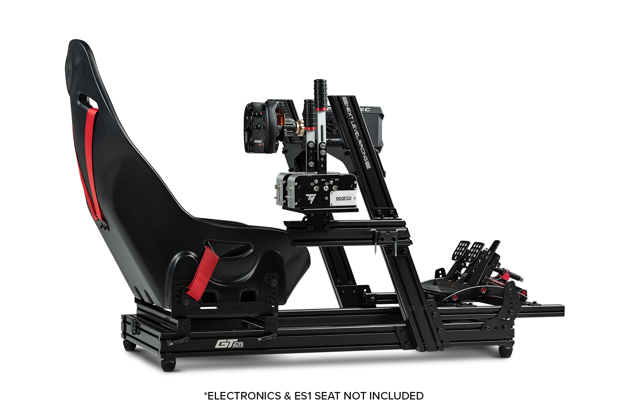 Configuración de simulador de carreras negro con asiento, volante, pedales y varios componentes.