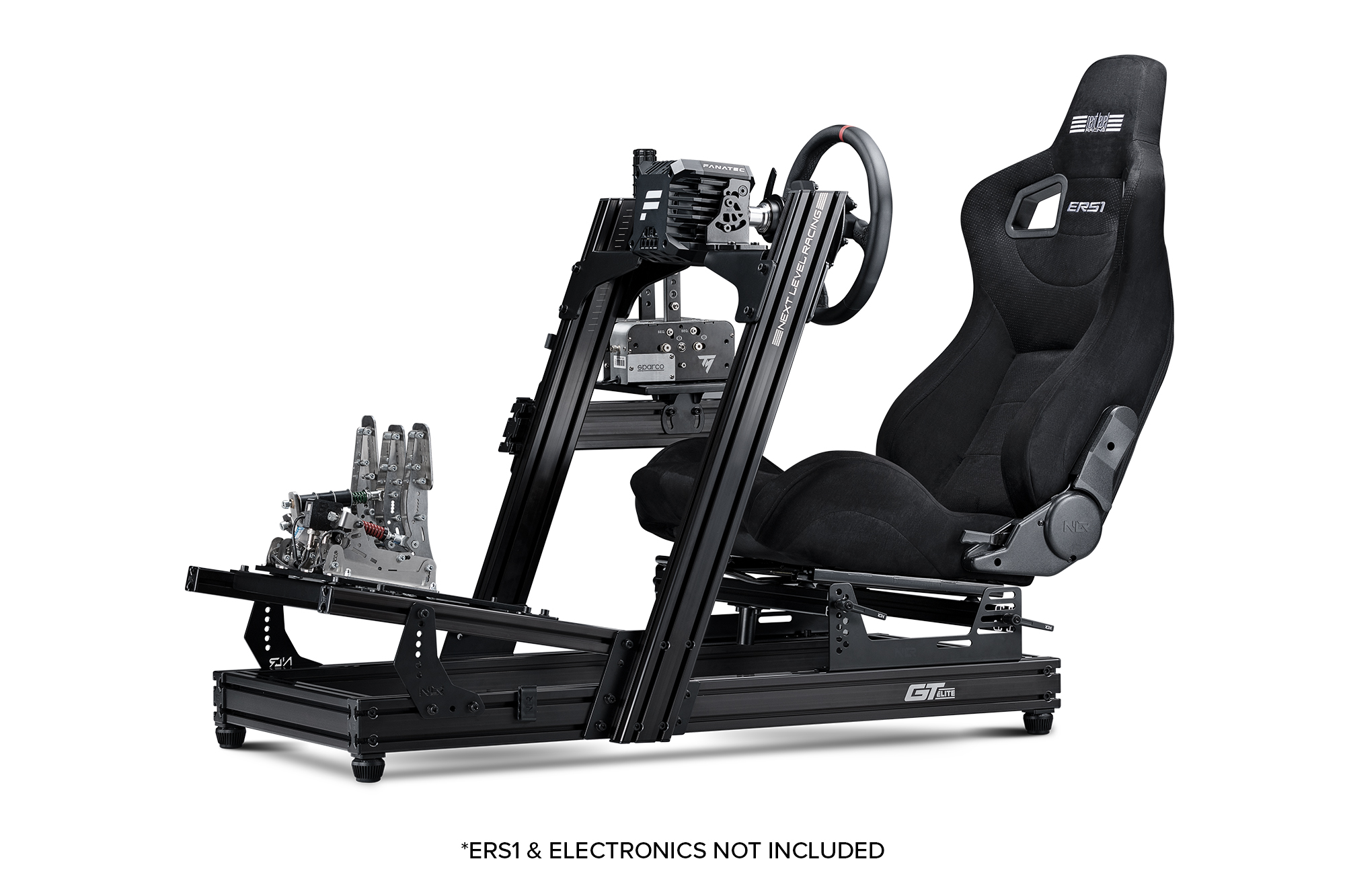 Configuración de simulador de carreras negro. Asiento negro, volante y controles. Fondo blanco. Marco negro.